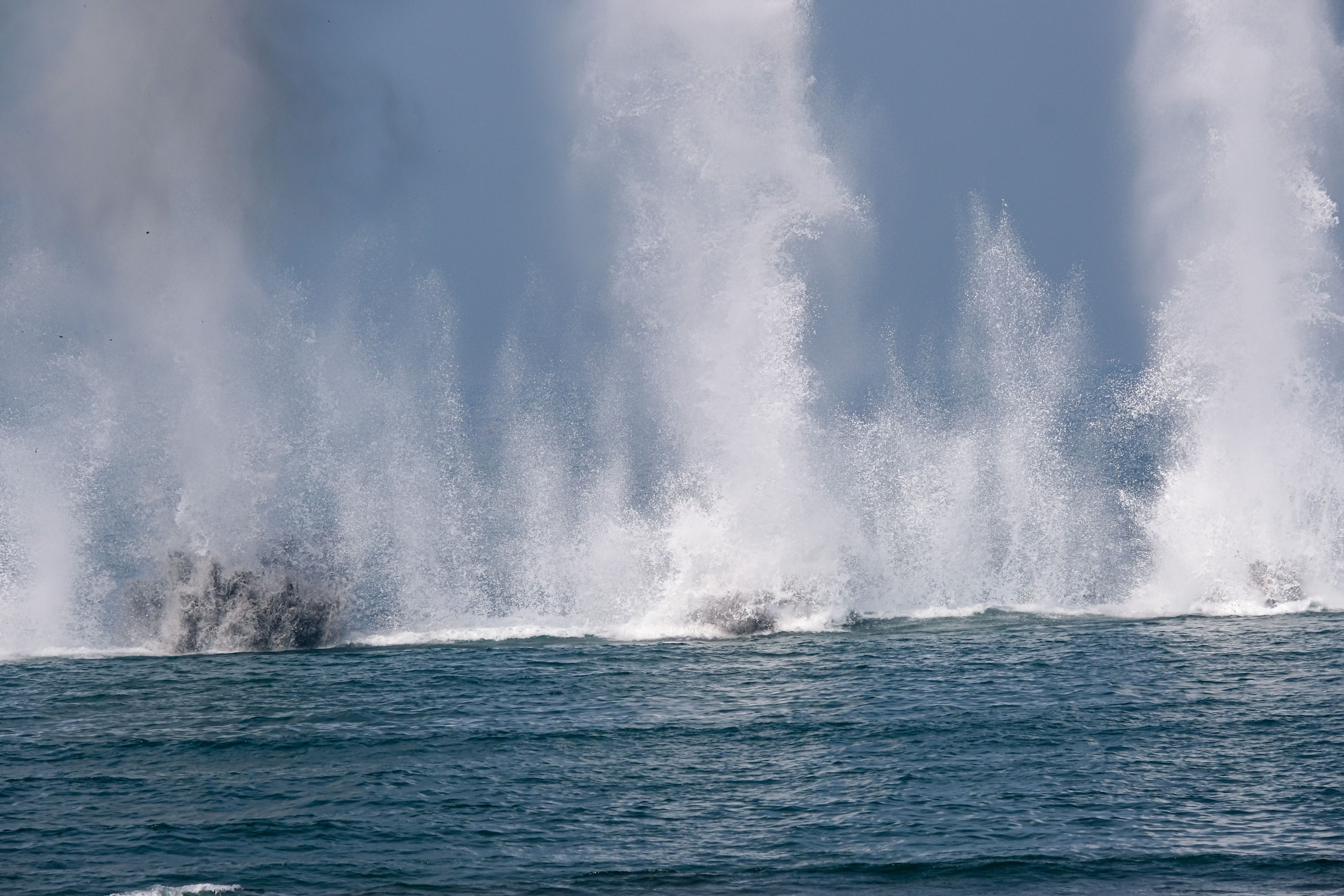 2026年1月29日、国防部が開催した「国軍115年春節強化戦備メディア招待行事」。水中爆破の様子。（劉偉宏撮影）