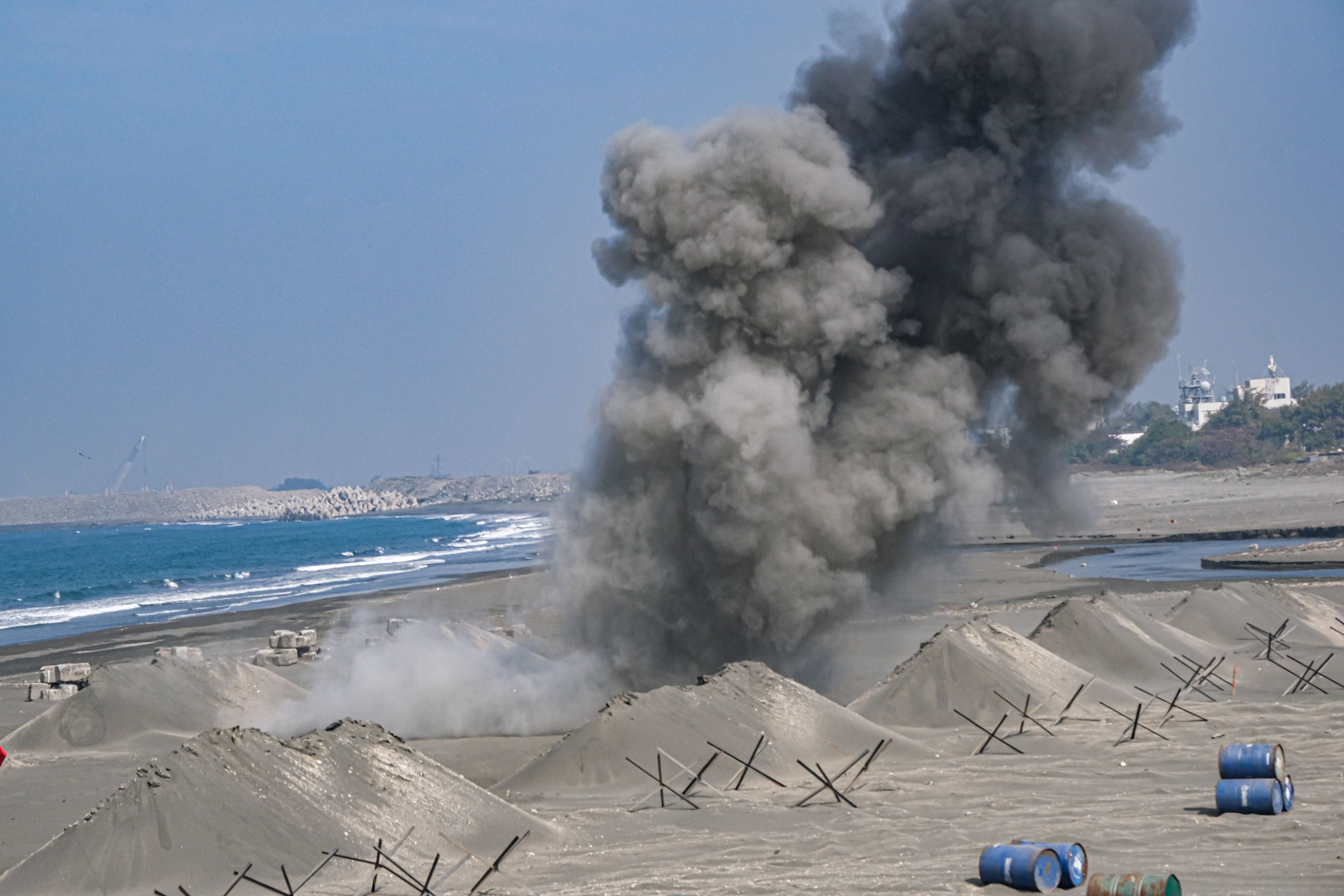 20260129-國防部29日舉辦「國軍115年春節加強戰備媒體邀訪活動」，圖為海軍進行岸上爆破。（劉偉宏攝）