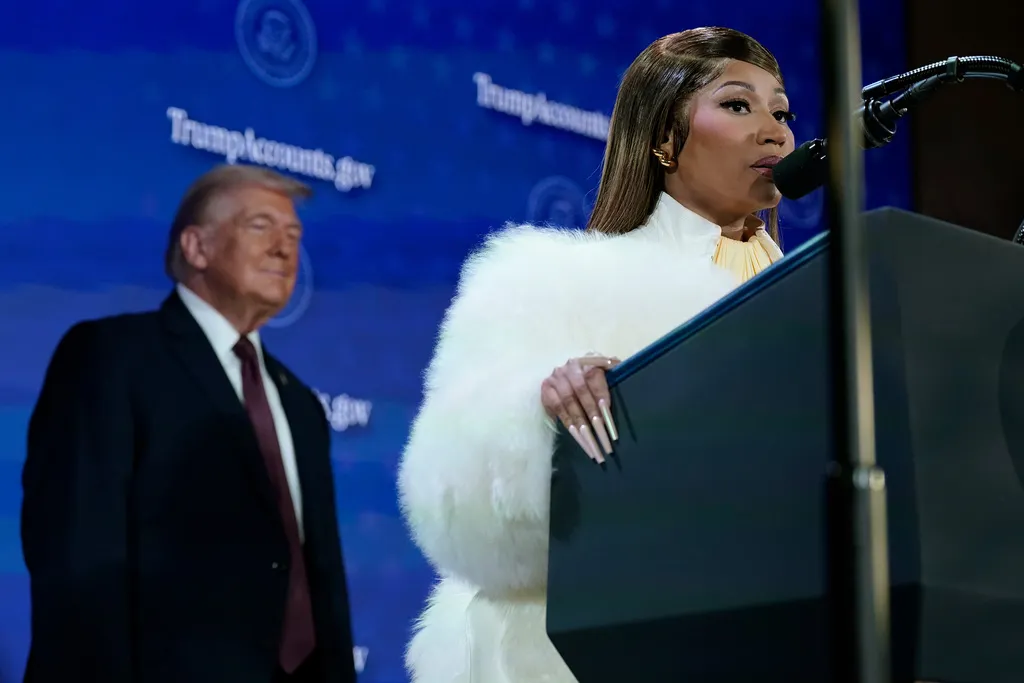 美國饒舌天后妮姬米娜（Nicki Minaj）出席高峰會，「成功追星」與川普見面互動。（美聯社）