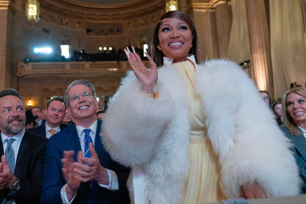 美國饒舌天后妮姬米娜（Nicki Minaj，右）出席高峰會，「成功追星」與川普見面互動。（美聯社）