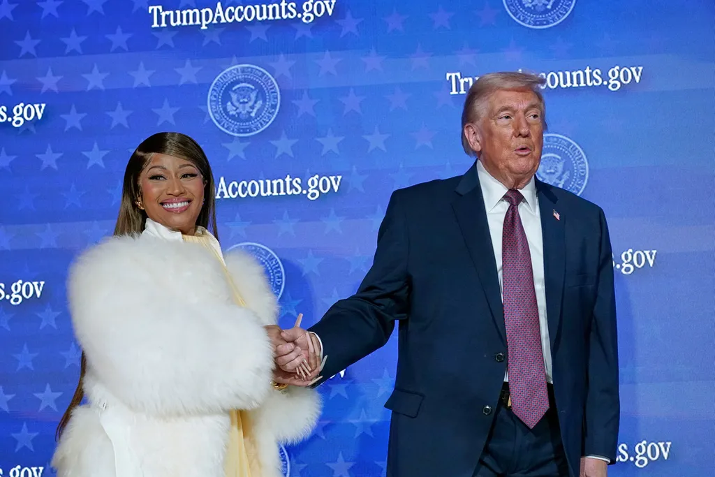 美國饒舌天后妮姬米娜（Nicki Minaj，左）出席高峰會，「成功追星」與川普見面互動。（美聯社）