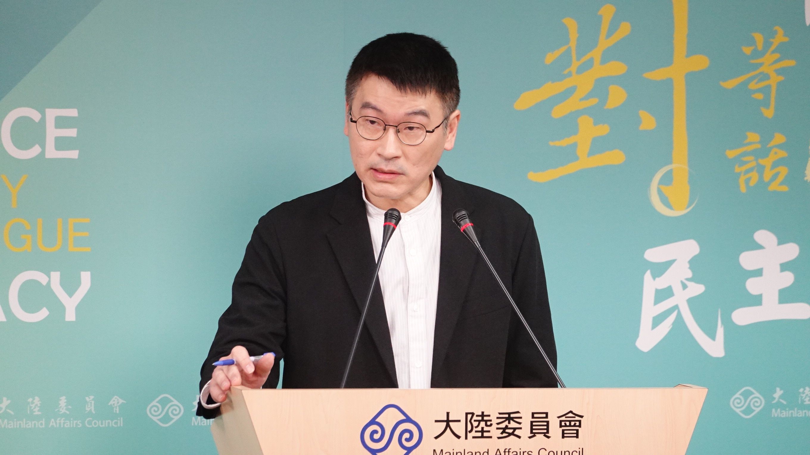 陸委會副主委梁文傑1月29日舉行例行記者會，梁文傑揭露有2位台灣檢察官赴陸旅遊遭到盤查，甚至有1名台灣氣功老師在大陸被逮補起訴。（楊騰凱攝）