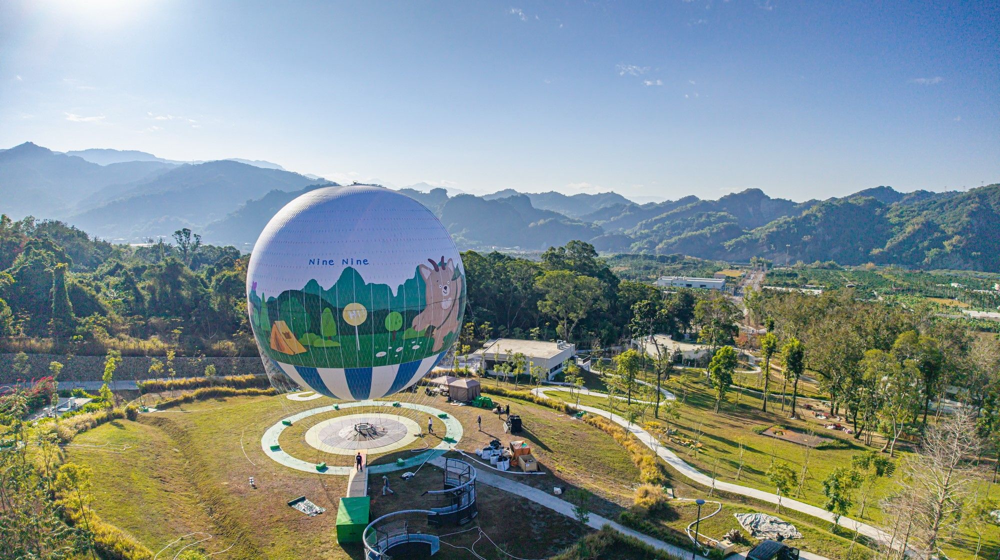 九九峰氦氣球樂園核心設施，為全臺首座繫留式氦氣球觀光體驗設施。風速穩定情況下每次可搭乘最多30人，可升至300公尺高空。(圖/南投縣政府)