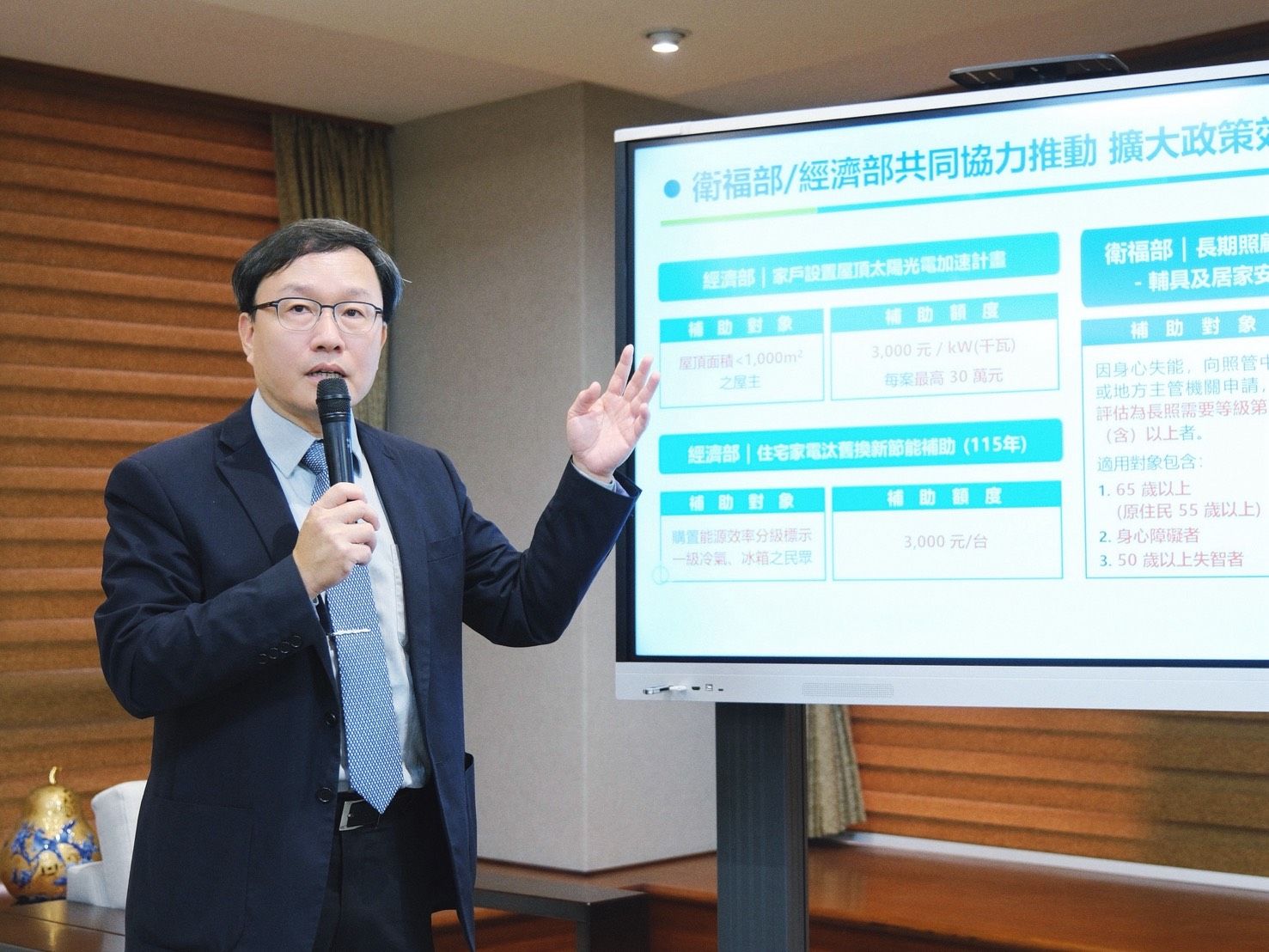 內政部國土署新任署長蔡長展29日下午出席部務會報後記者會。（內政部提供）