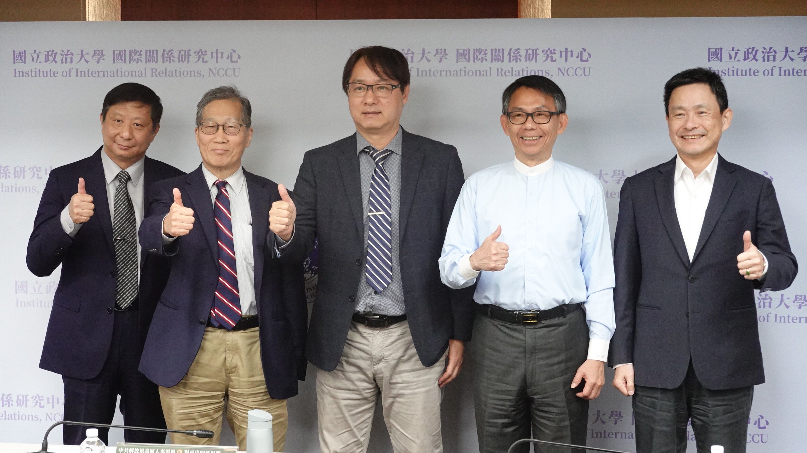 政治大學國際關係研究中心1月30日召開「中共解放軍高層人事動盪與對兩岸關係影響」座談會，左起為揭仲、丁樹範、王信賢、寇健文、馬振坤。（楊騰凱攝）