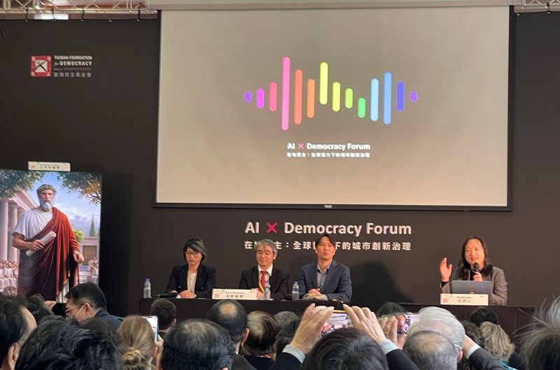  AI與真人辯論賽於薛丁格發表知名方程式100周年1月27日舉行，由唐鳳（右）主持。（謝錦芳攝）