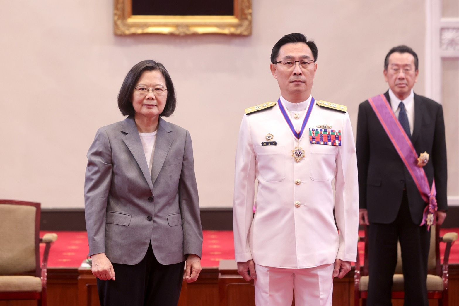 20260131-海発センター主任の顧志中少将（右）は2月1日付で艦隊指揮部副指揮官へ転任。（総統府提供）
