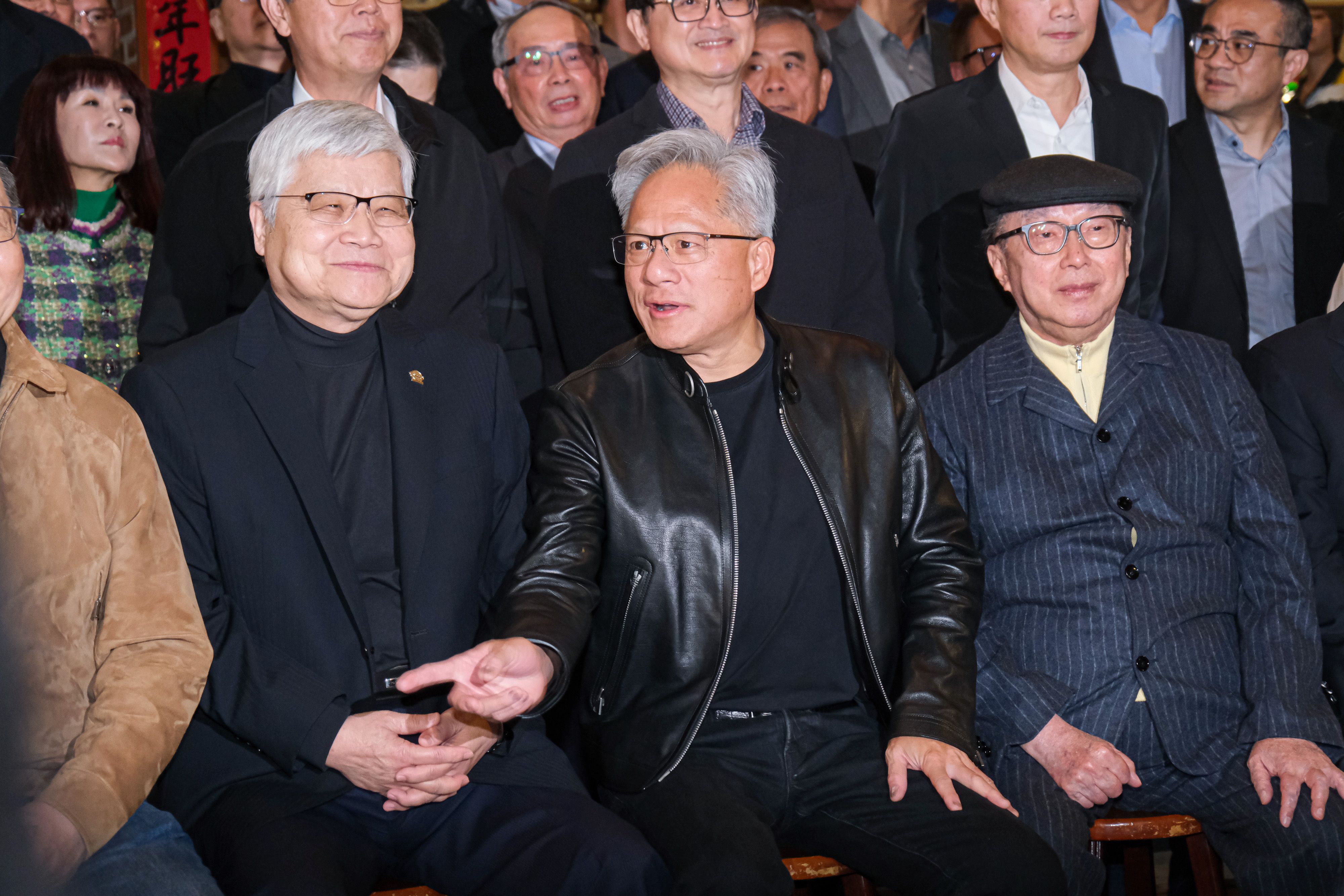 20260131-輝達創辦人暨董事長黃仁勳（中）、台積電董事長魏哲家（左）31日赴磚窯古早味懷舊餐廳出席「兆元宴」。（劉偉宏攝）