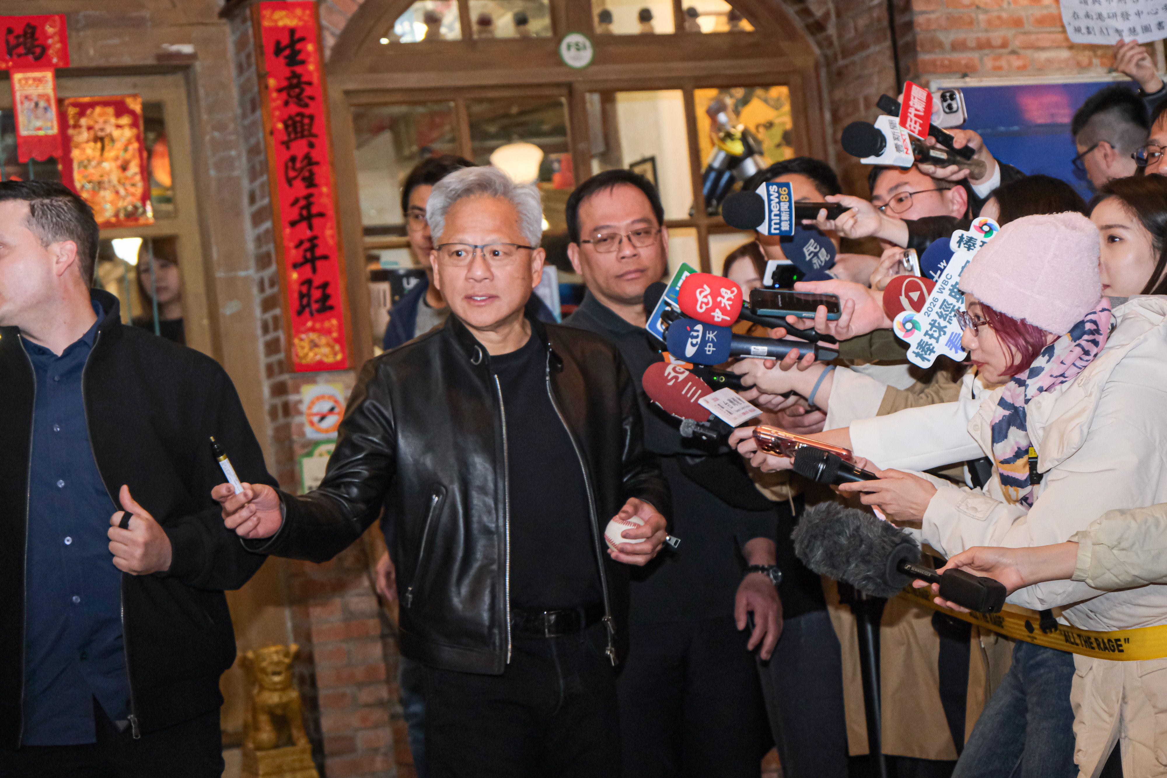 20260131-輝達創辦人暨董事長黃仁勳31日赴磚窯古早味懷舊餐廳出席「兆元宴」。（劉偉宏攝）