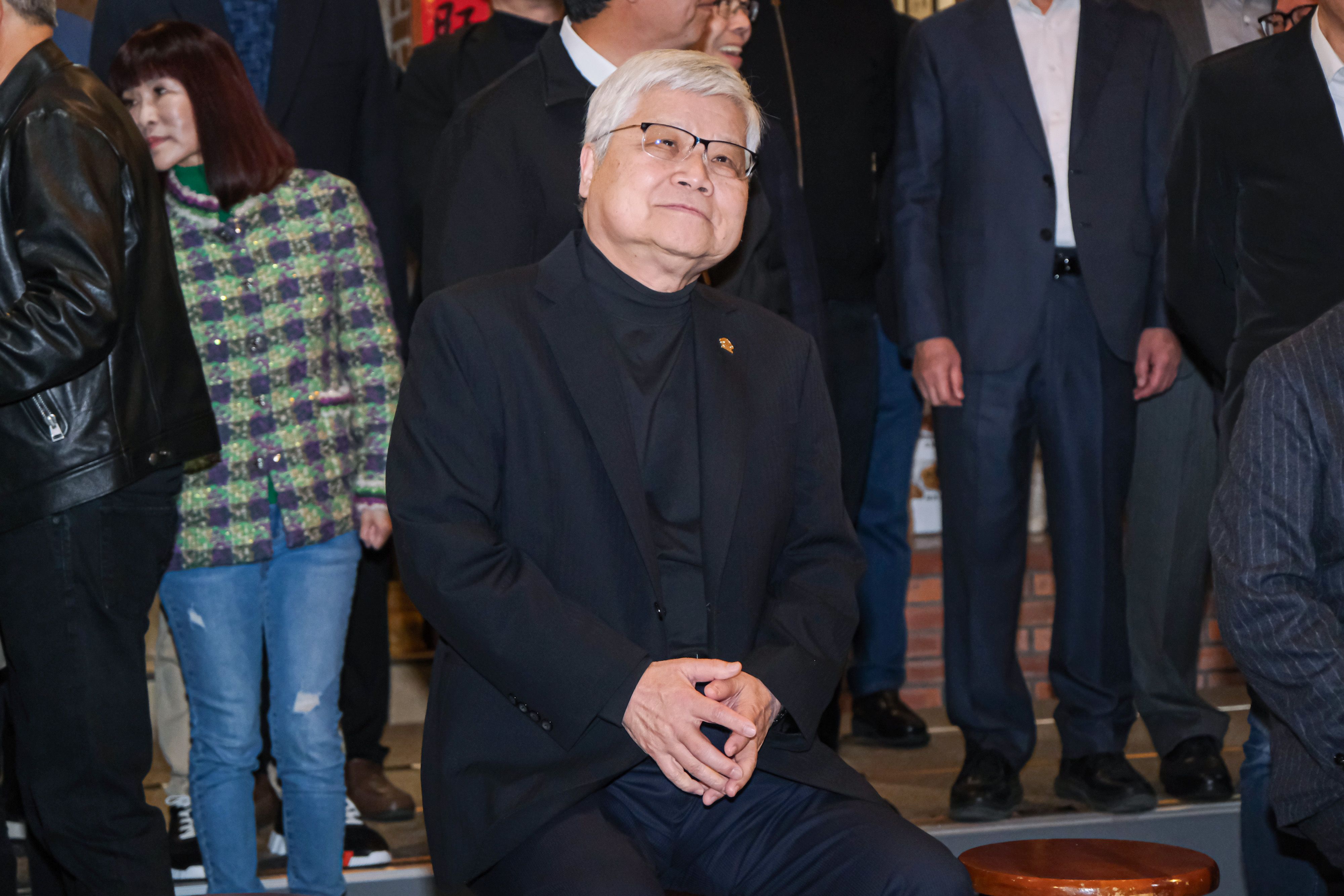 20260131-台積電董事長魏哲家31日赴磚窯古早味懷舊餐廳出席「兆元宴」。（劉偉宏攝）