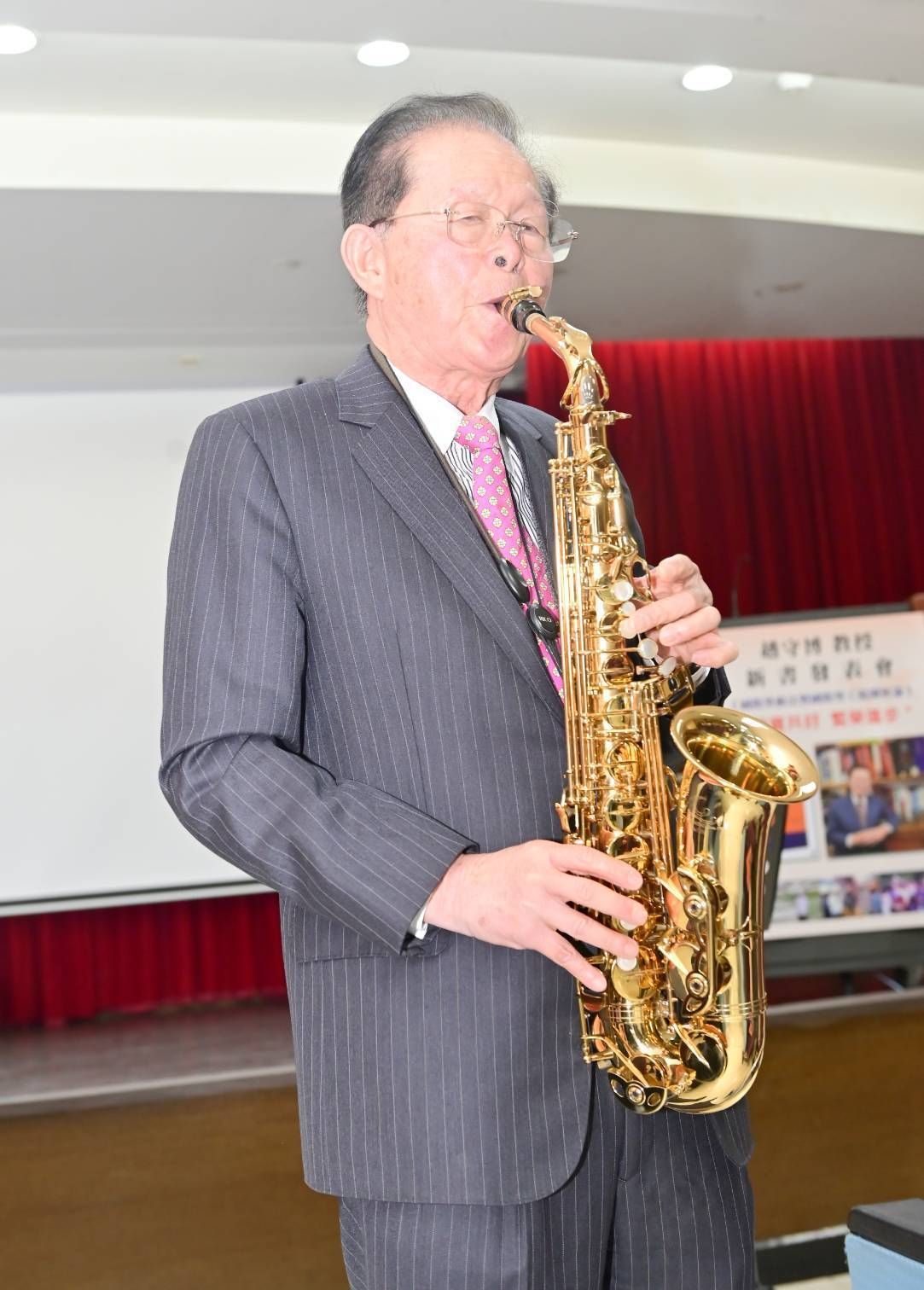 前總統府資政趙守博吹奏薩克斯風。（讀者提供）