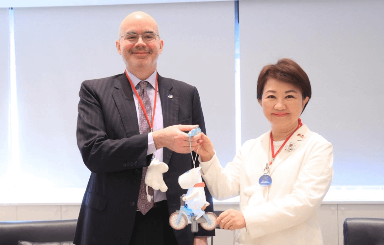 台中市長盧秀燕（右）會見美國在台協會（AIT）處長谷立言（左）。（取自AIT臉書）