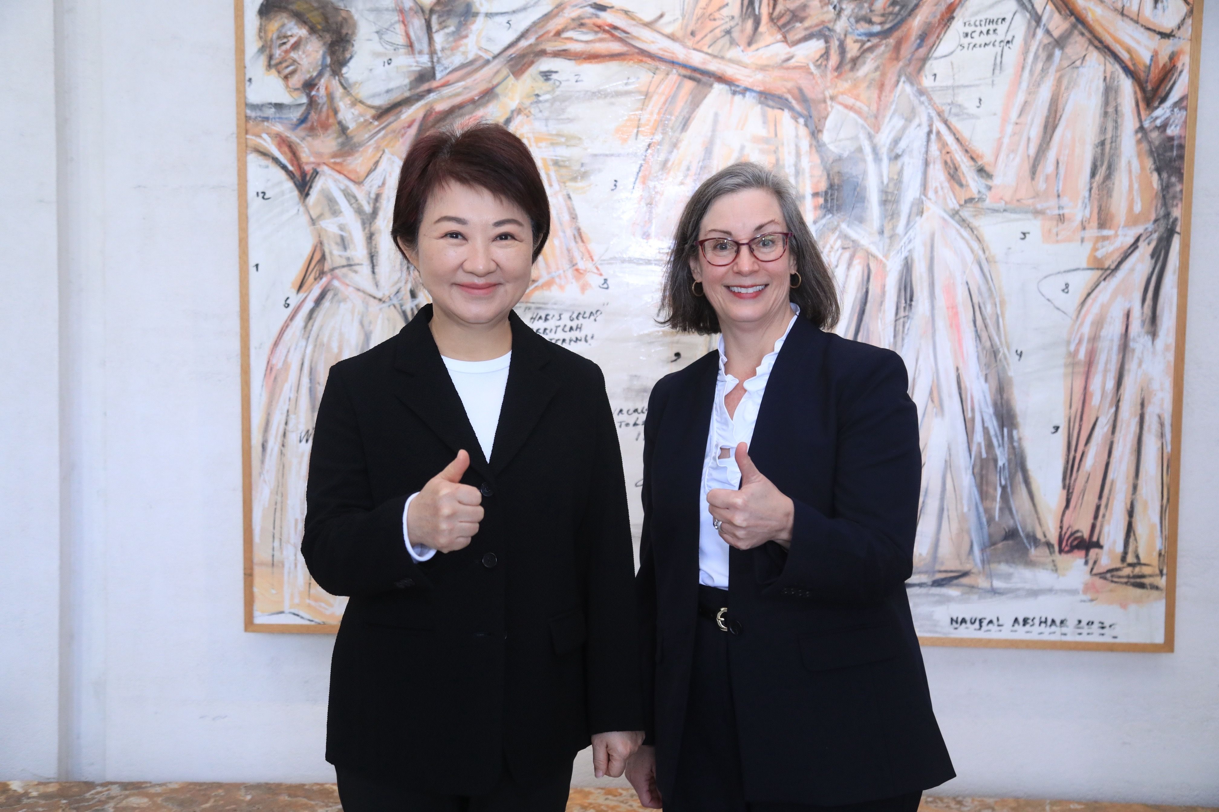 美國在台協會（AIT）華盛頓總部執行理事藍鶯（右）拜訪台中市長盧秀燕（左）。（取自台中市政府官網）