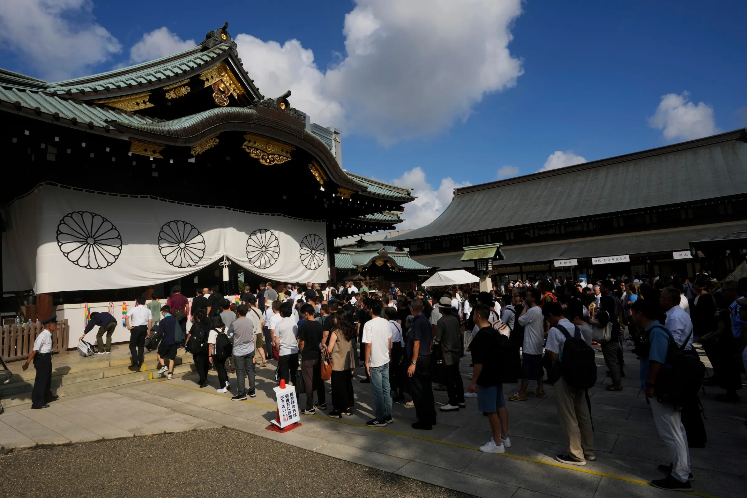 2024年8月15日，日本民眾在東京的靖國神社正殿排隊等候，準備祭拜陣亡將士。（美聯社）