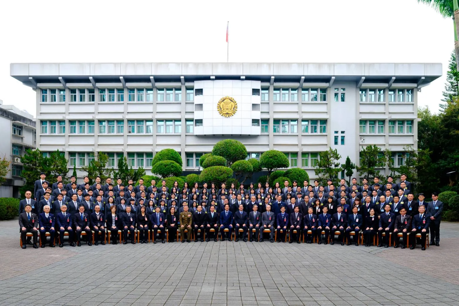 桃園市調查處長楊秋香（第二排右十四）這次因偵辦中天主播林宸佑涉共諜案，被總統賴清德稱讚。（調查局提供）