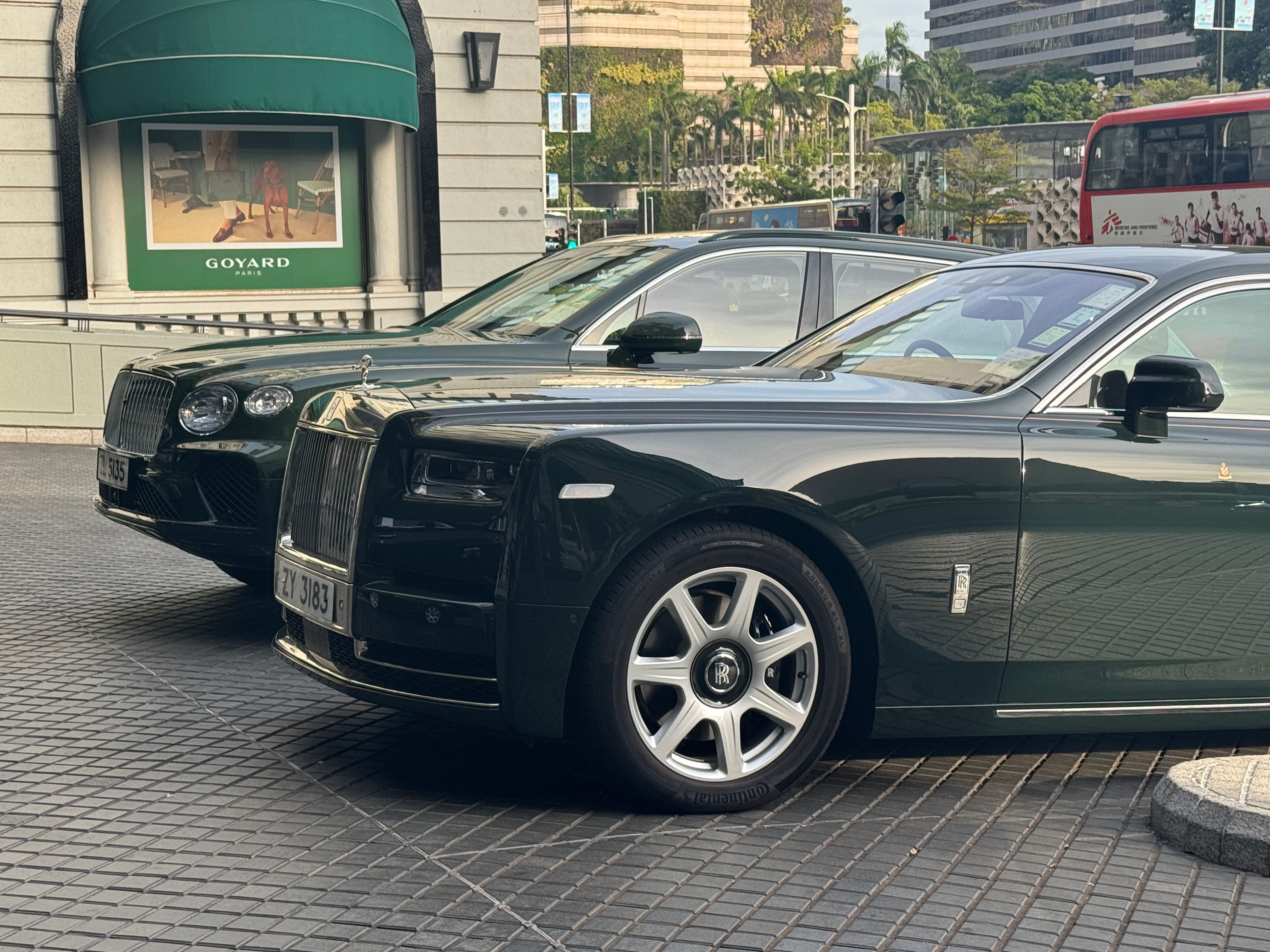 香港半島酒店以其專屬的墨綠色（Brewster Green）勞斯萊斯車隊聞名全球，提供頂級的機場接送與貴賓服務。（劉芯衣攝）