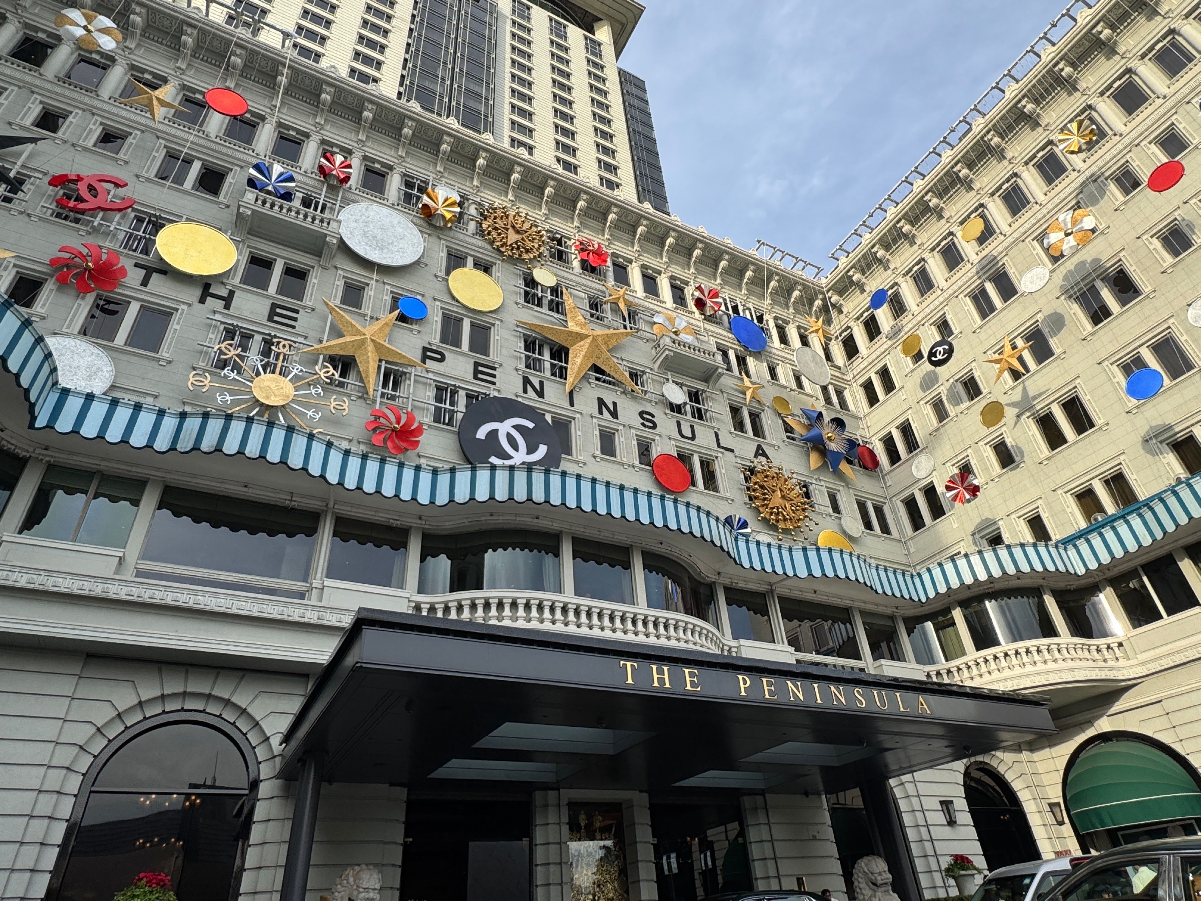 半島酒店第五度攜手CHANEL推出聖誕裝置，外牆以濃郁色彩與經典雙C圖案投射。（劉芯衣攝）