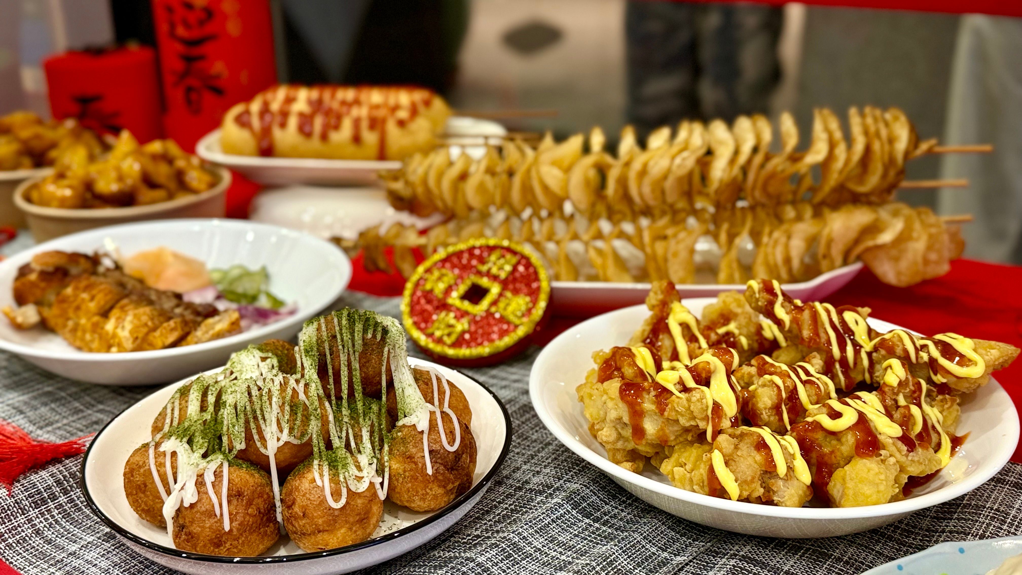 燈會現場將集結超過170攤人氣異國美食、傳統小吃及文創市集進駐，還有手作體驗活動，讓大家好吃、好逛又好玩。圖/新北市政府民政局提供