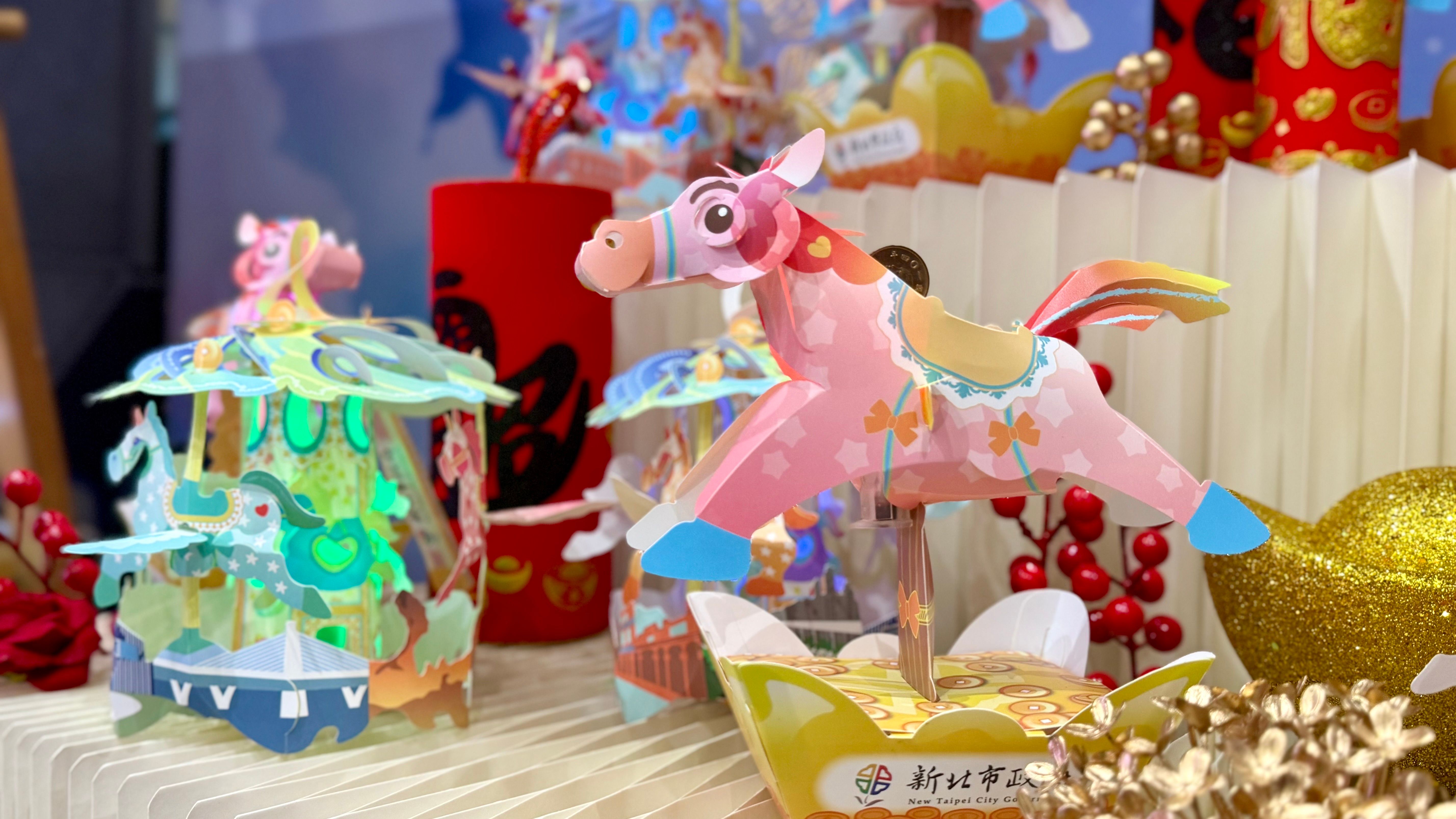 新北小提燈一般版特別以小朋友最喜歡的旋轉木馬概念設計，特別版「金馬舞錢」以搖搖馬理念設計，可當存錢筒，為民眾招來好運、馬上有錢。圖/新北市政府民政局提供