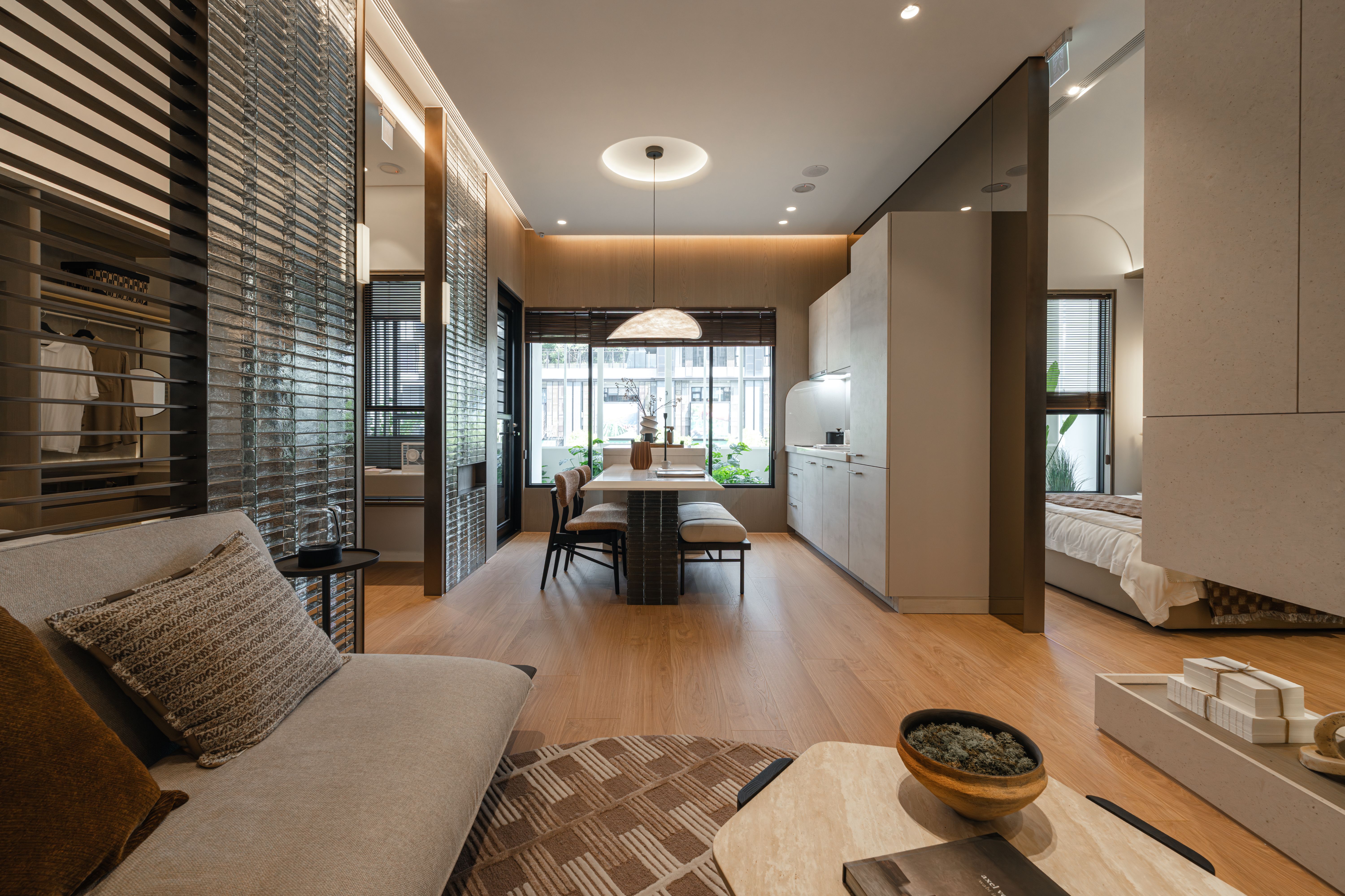 「亞昕織御」近期出現科技人揪團賞屋；以及一戶自住、一戶理財收租的購屋型態。