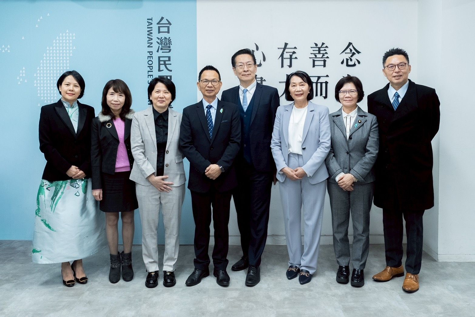 20260202-民眾黨6位新任不分區立委明（3）日報到。左至右依序為李貞秀、陳昭姿、邱慧洳、陳清龍、王安祥、蔡春綢、劉書彬、洪毓祥。（民眾黨提供）