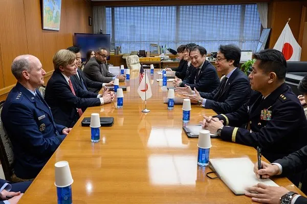 1月28日，美國戰爭部次長柯伯吉率領代表團造訪日本防衛省。 (翻攝日本防衛省官網)