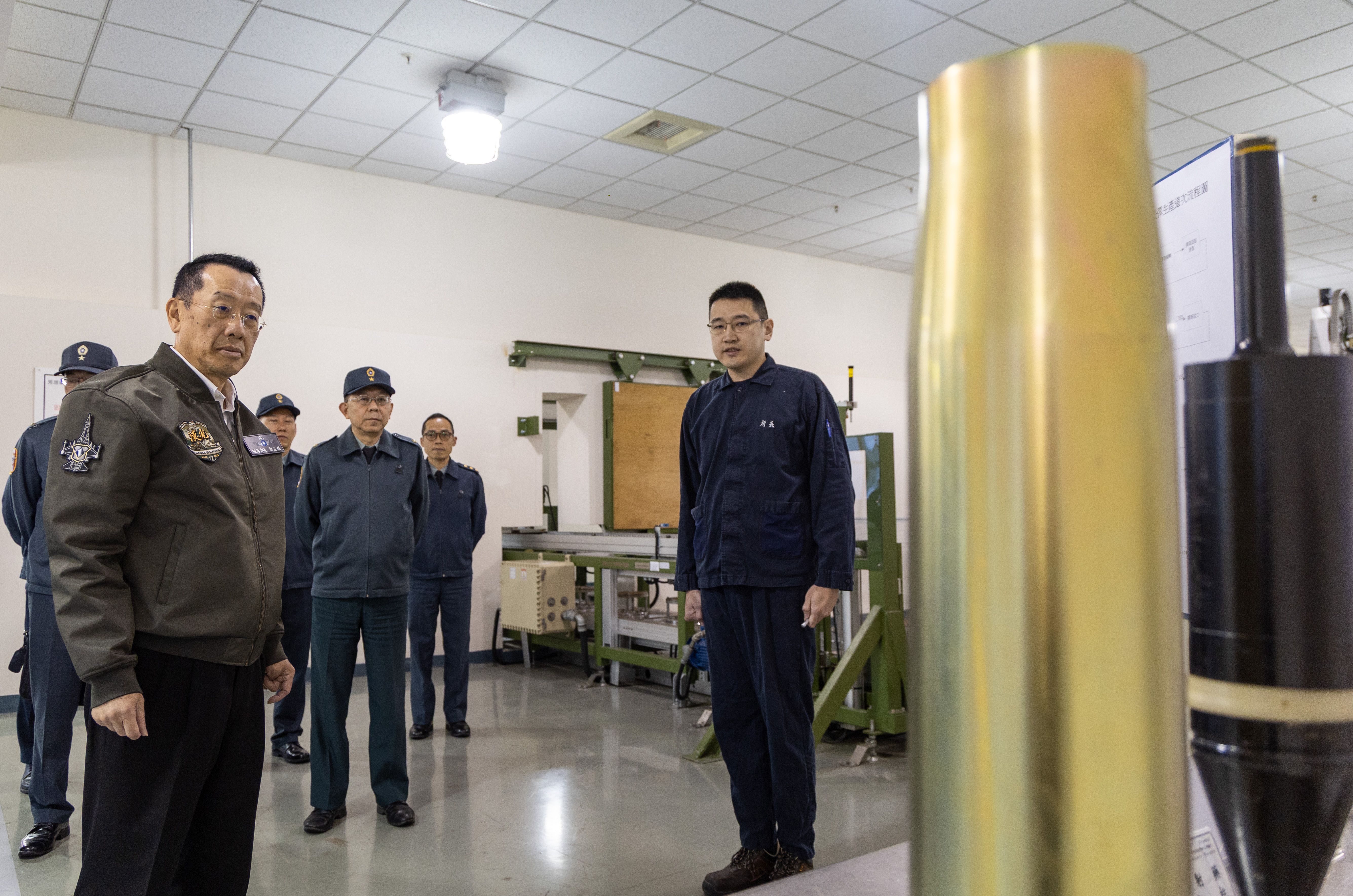 Defense Minister Wellington Koo observes artillery shell production at the Armaments Bureau's 202nd Arsenal. (Ministry of National Defense)