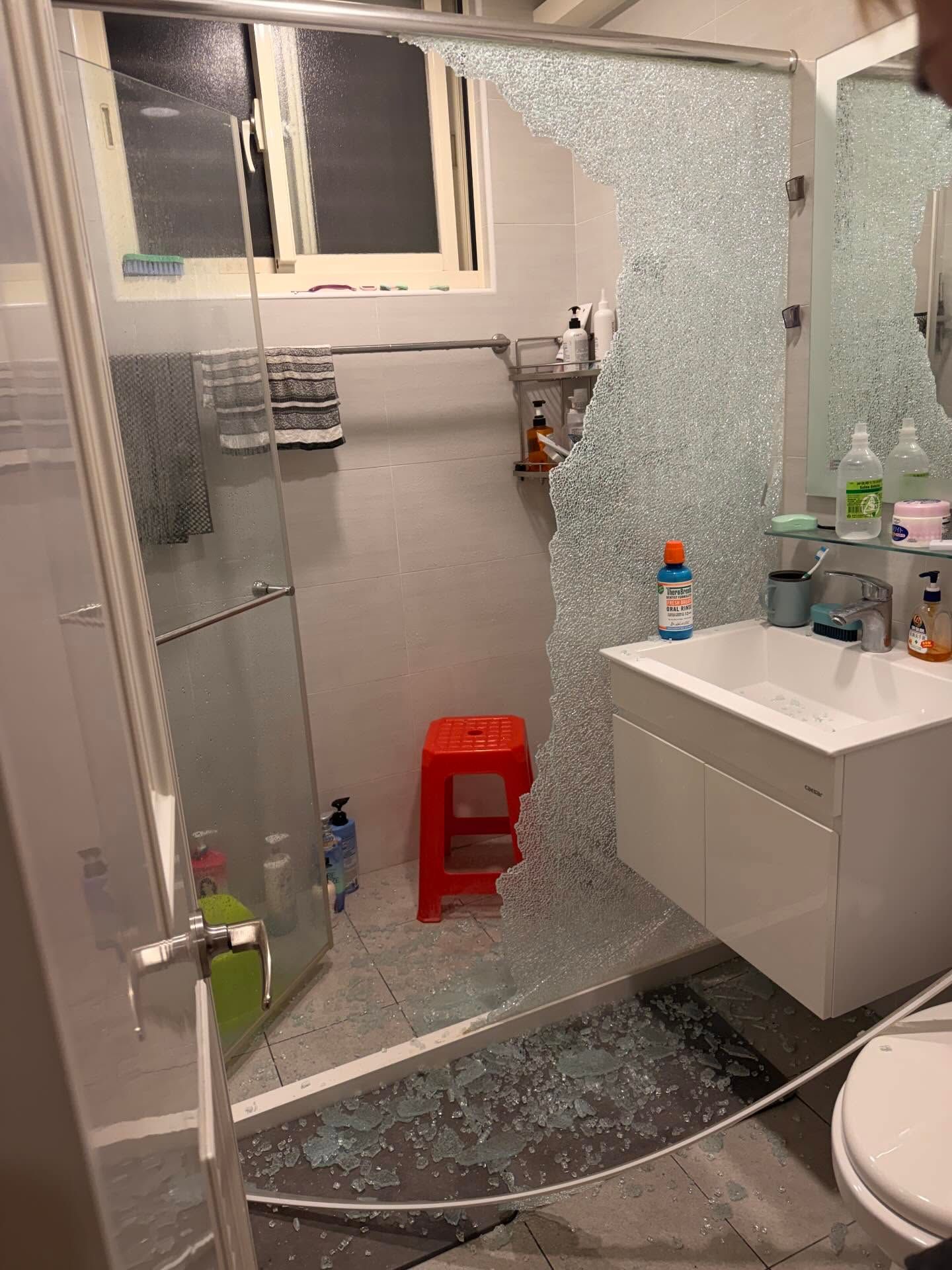 一名網友發文表示，自己日前洗完澡半小時，家中浴室玻璃門竟整片爆裂。（圖／翻攝自Threads）