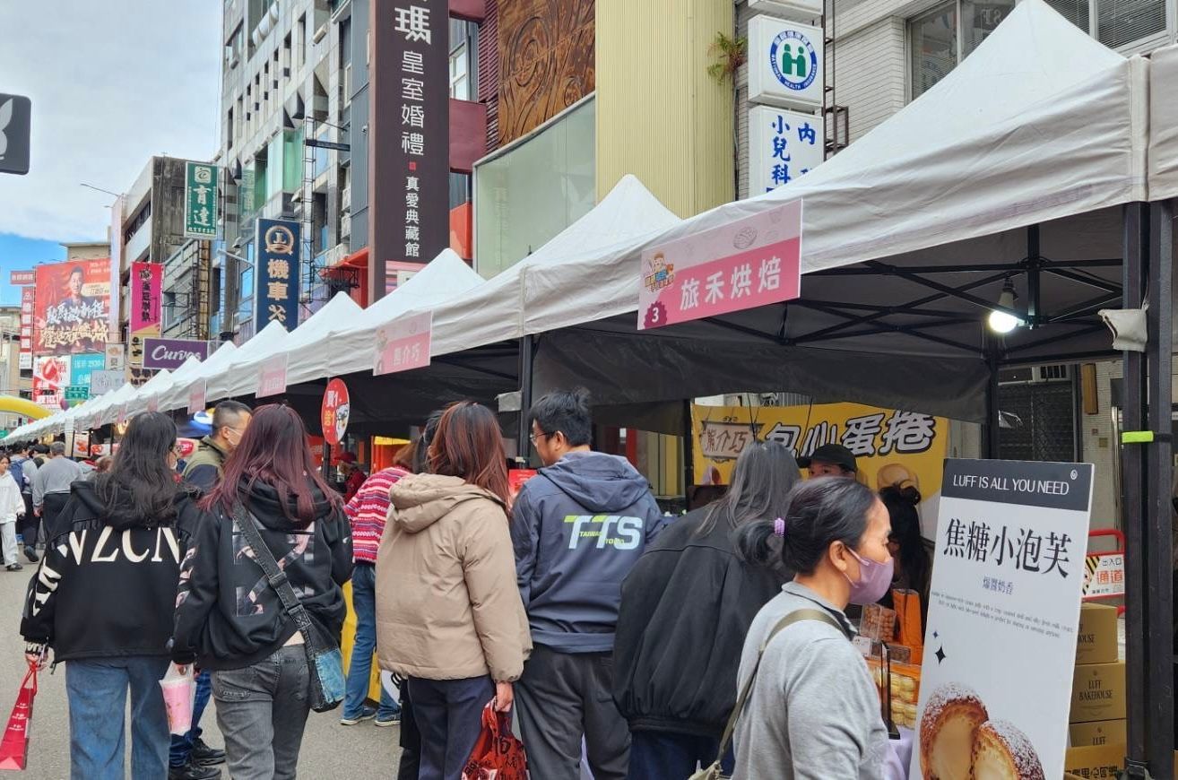 「2026豐原糕餅手作嘉年華」登場，吸引民眾採購。（圖/台中市政府）