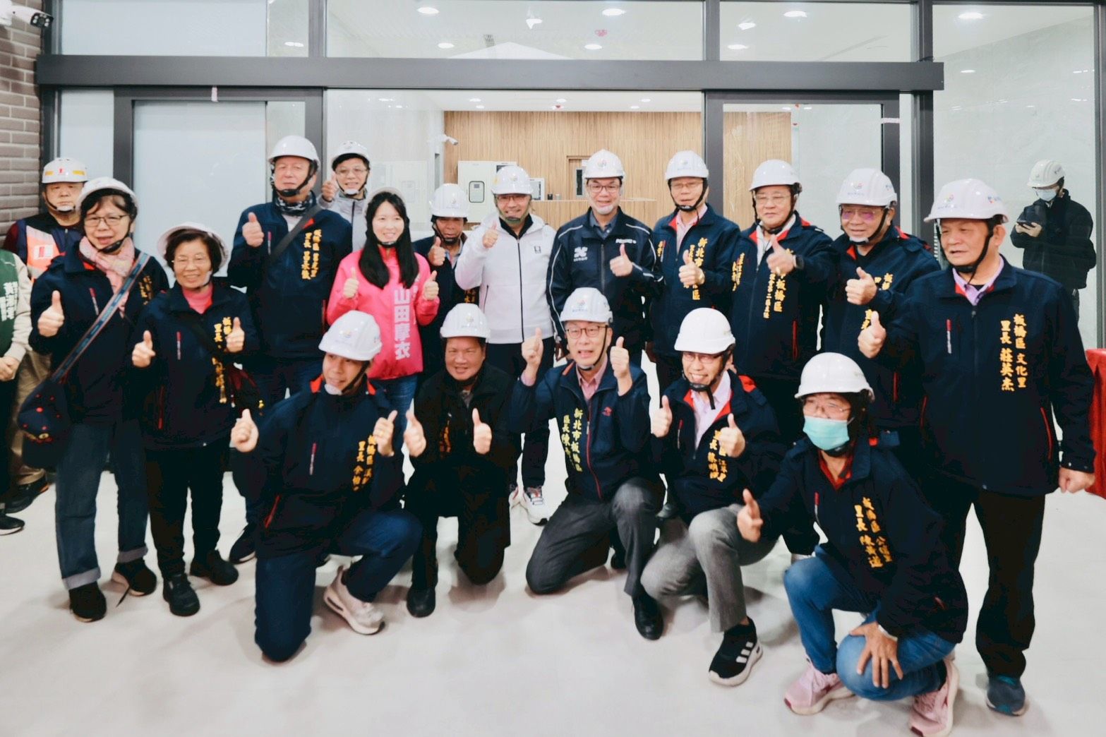 新北市板橋江翠段青年社會住宅新建統包工程里長合影。圖/新北市政府城鄉發展局