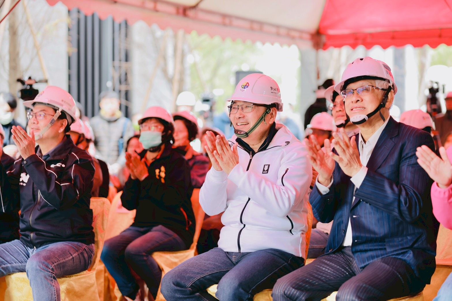 新北市長侯友宜聆聽工程簡報，社宅以「全齡友善」為核心理念。圖/新北市政府城鄉發展局