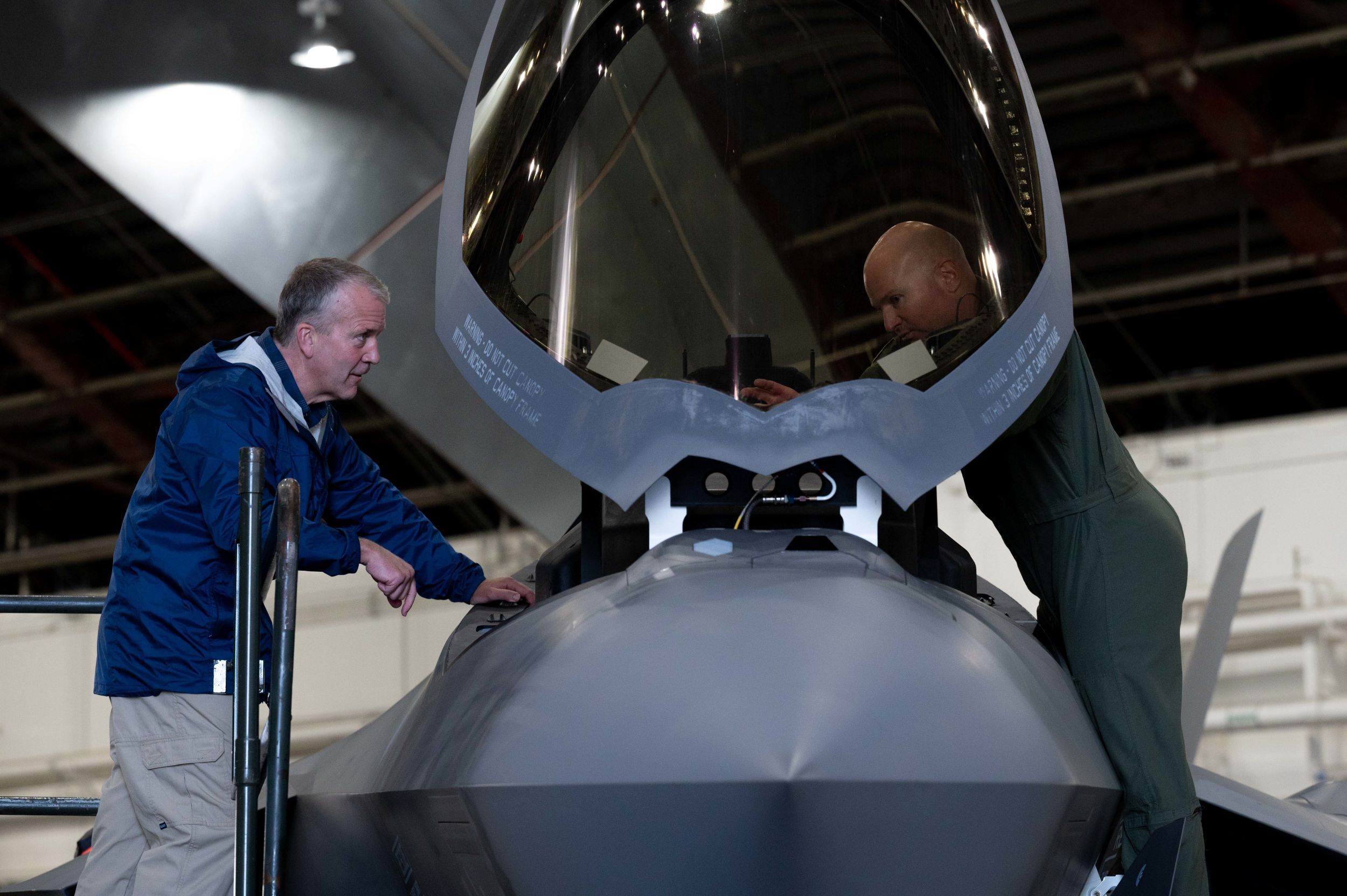 美國阿拉斯加州聯邦參議員蘇利文（左）訪問美軍基地，探視F-22戰機機隊。（翻攝自美軍DVIDS系統）