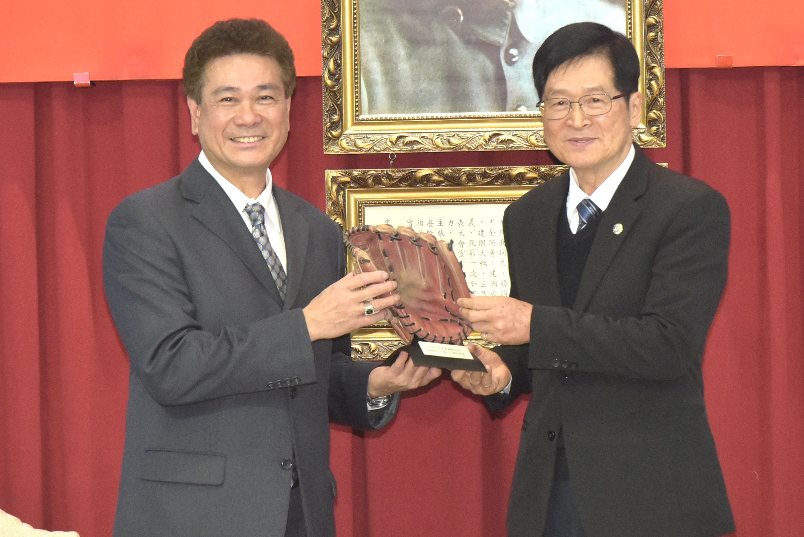 原民會副主委陳義信（左）將其棒球生涯文物，捐贈給退輔會典藏。（退輔會提供）