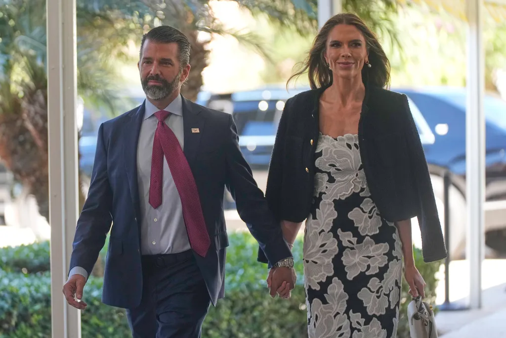 小唐納川普（左）與密友安德森（Bettina Anderson）聯袂亮相海湖莊園。（美聯社）