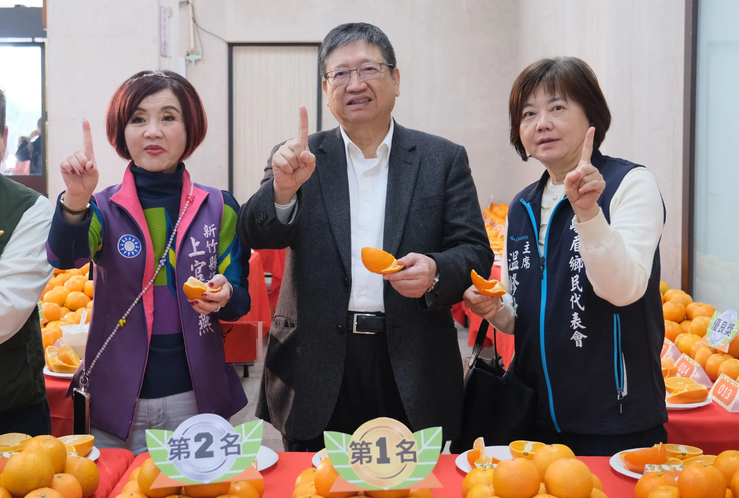 縣長楊文科品嚐第一名桶柑。（圖／新竹縣政府提供）