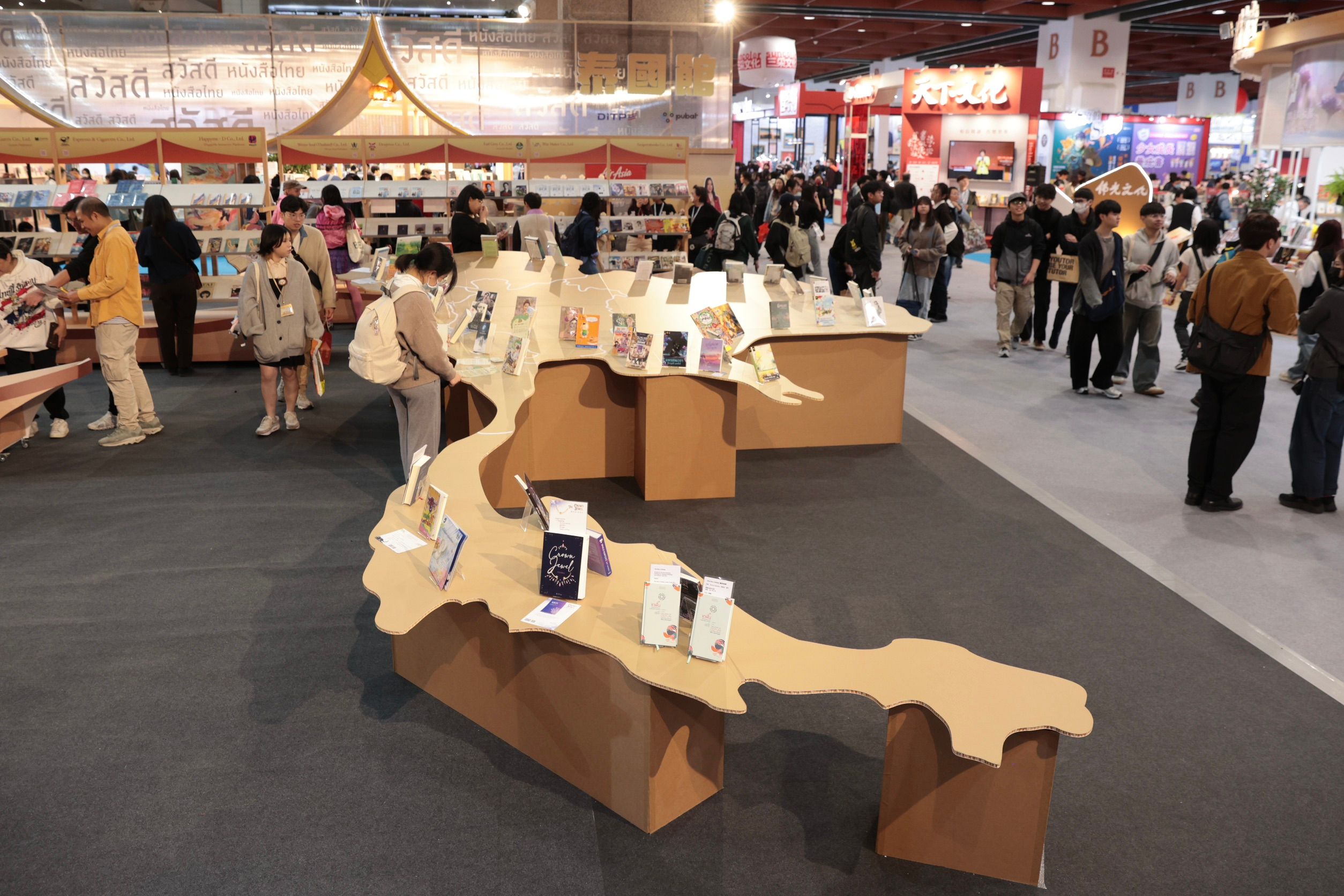 本次泰國主題國館—泰式創意生活特展書區精選50本好書。（圖／泰國商務處提供）