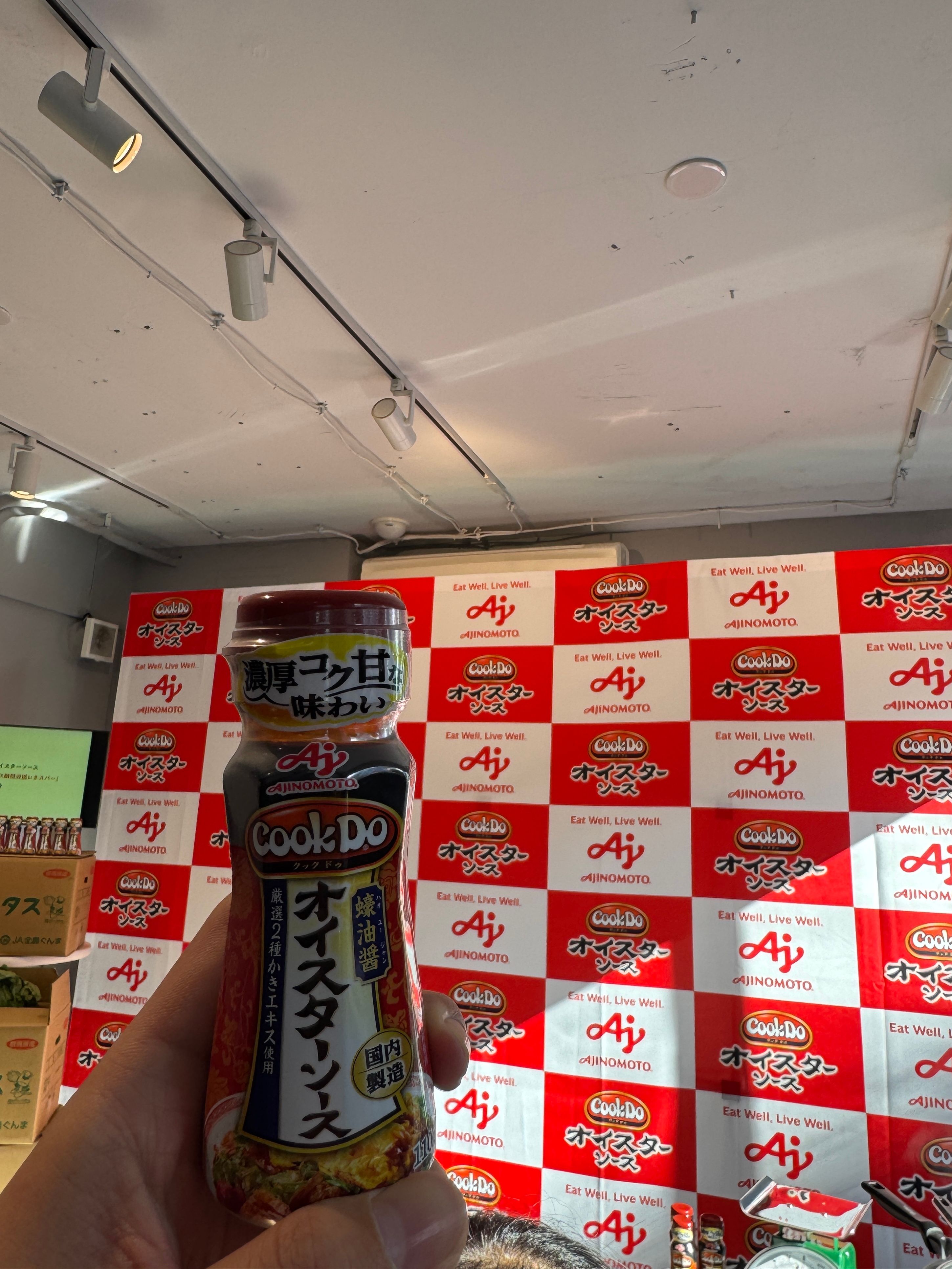 「冬のレタス廃棄問題と野菜不足を、『茹でる×オイスターソース』という意外な組み合わせと濃厚な旨味で解決に導く、味の素の戦略的ポップアップイベントである」。黃信維