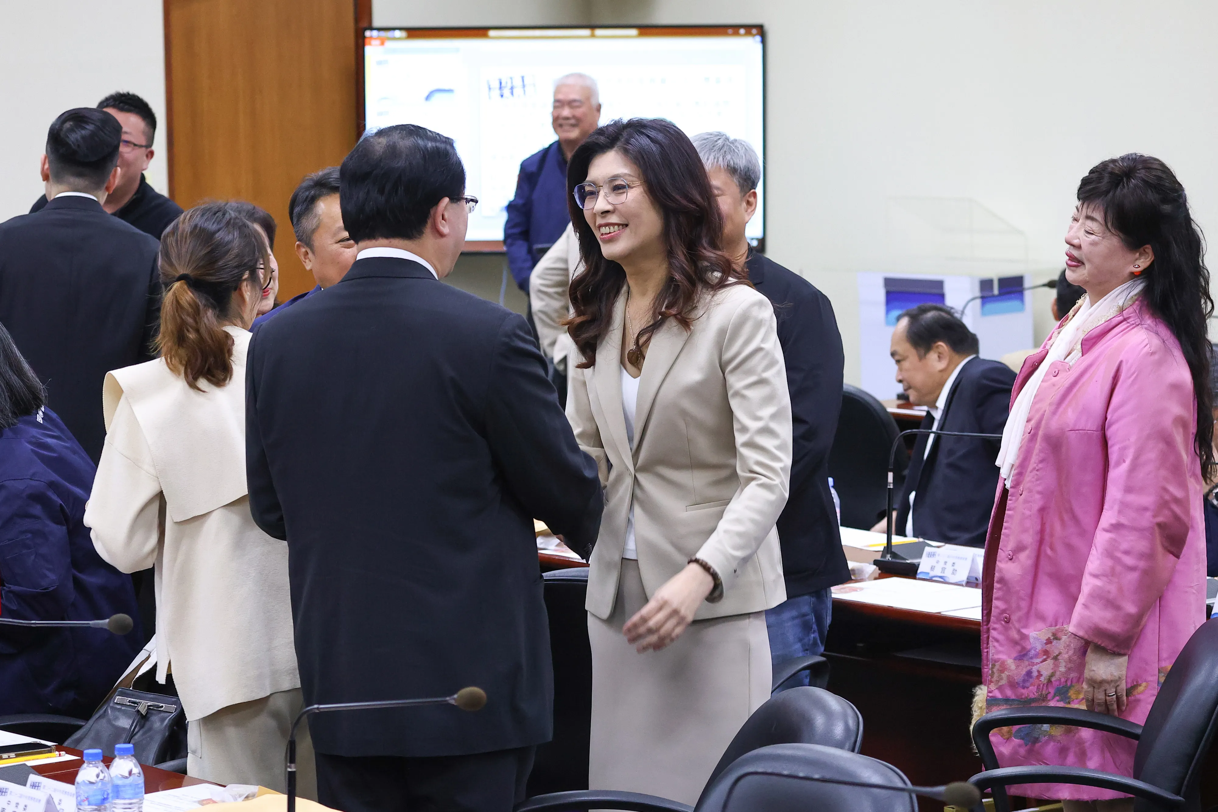 2026年2月4日、国民党主席・鄭麗文氏が国民党中常会に出席し、新任の中常委と握手を交わした。（顏麟宇撮影）