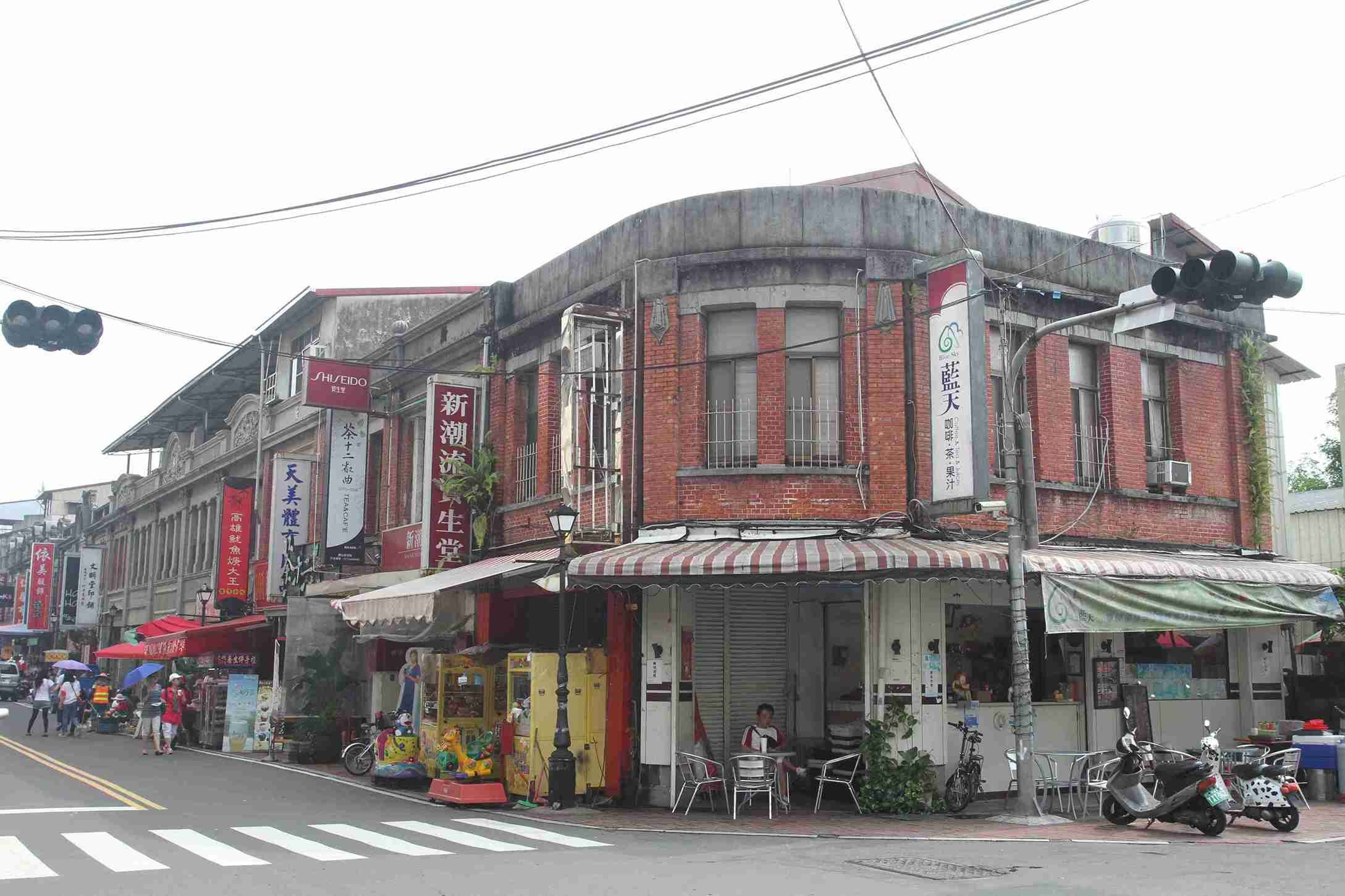 旗山老街長年被視為南台灣最具文化與觀光魅力的老街之一，今年再度在春節必訪老街排名中攻上第三名。（圖／欣傳媒提供）