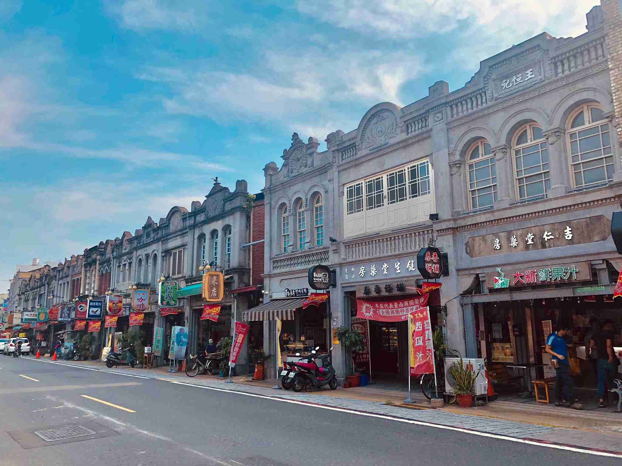 華麗巴洛克與樸實現代風並存的新化老街，是一座行走其間就能讀懂百年歲月的活體建築博物館。（圖／欣傳媒提供）