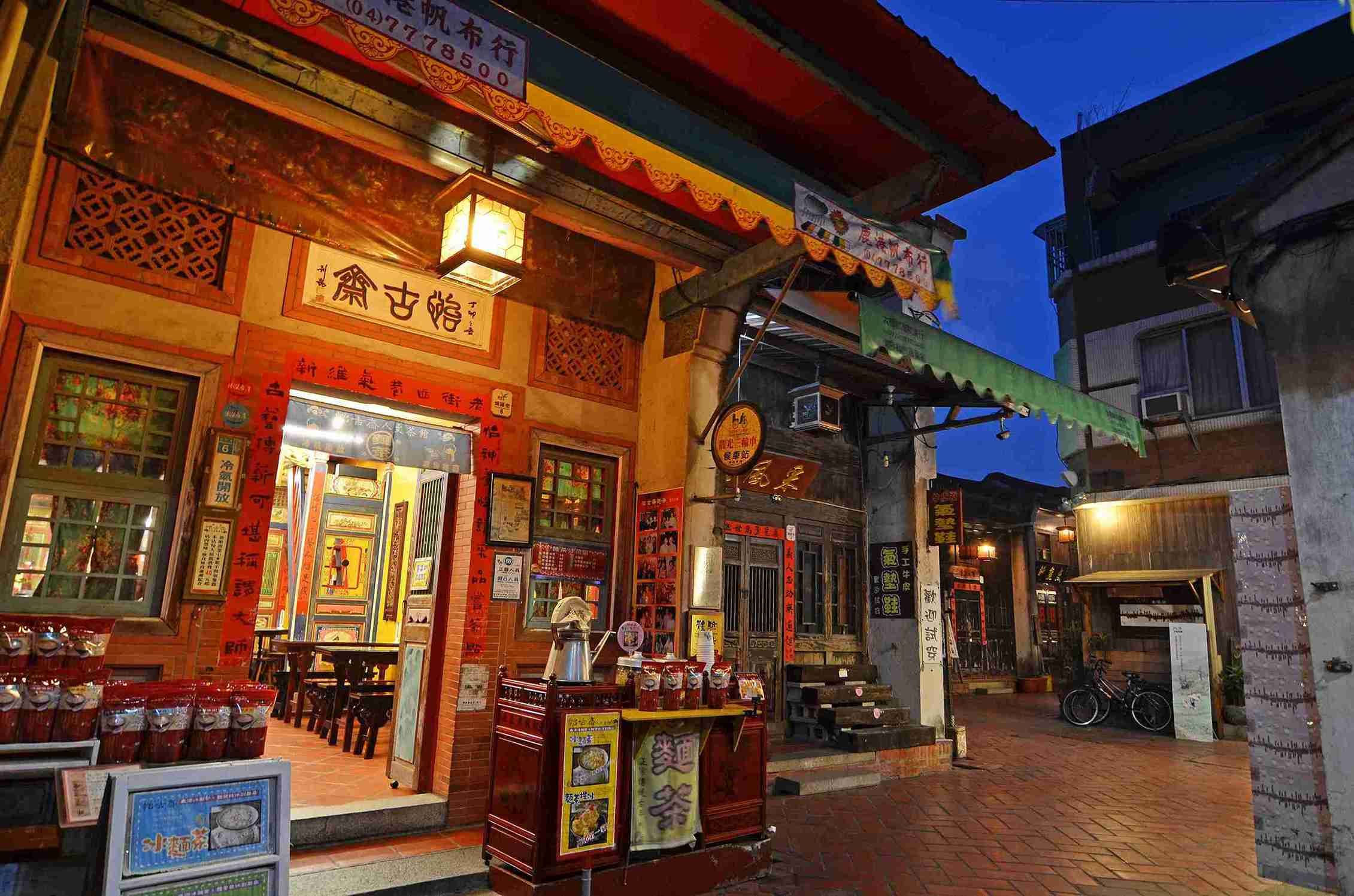 鹿港老街的魅力，不是因為復古，而是因為「真」，蜿蜒的紅磚巷弄，腳下踩的是商旅往來的歷史印記。（圖／欣傳媒提供）