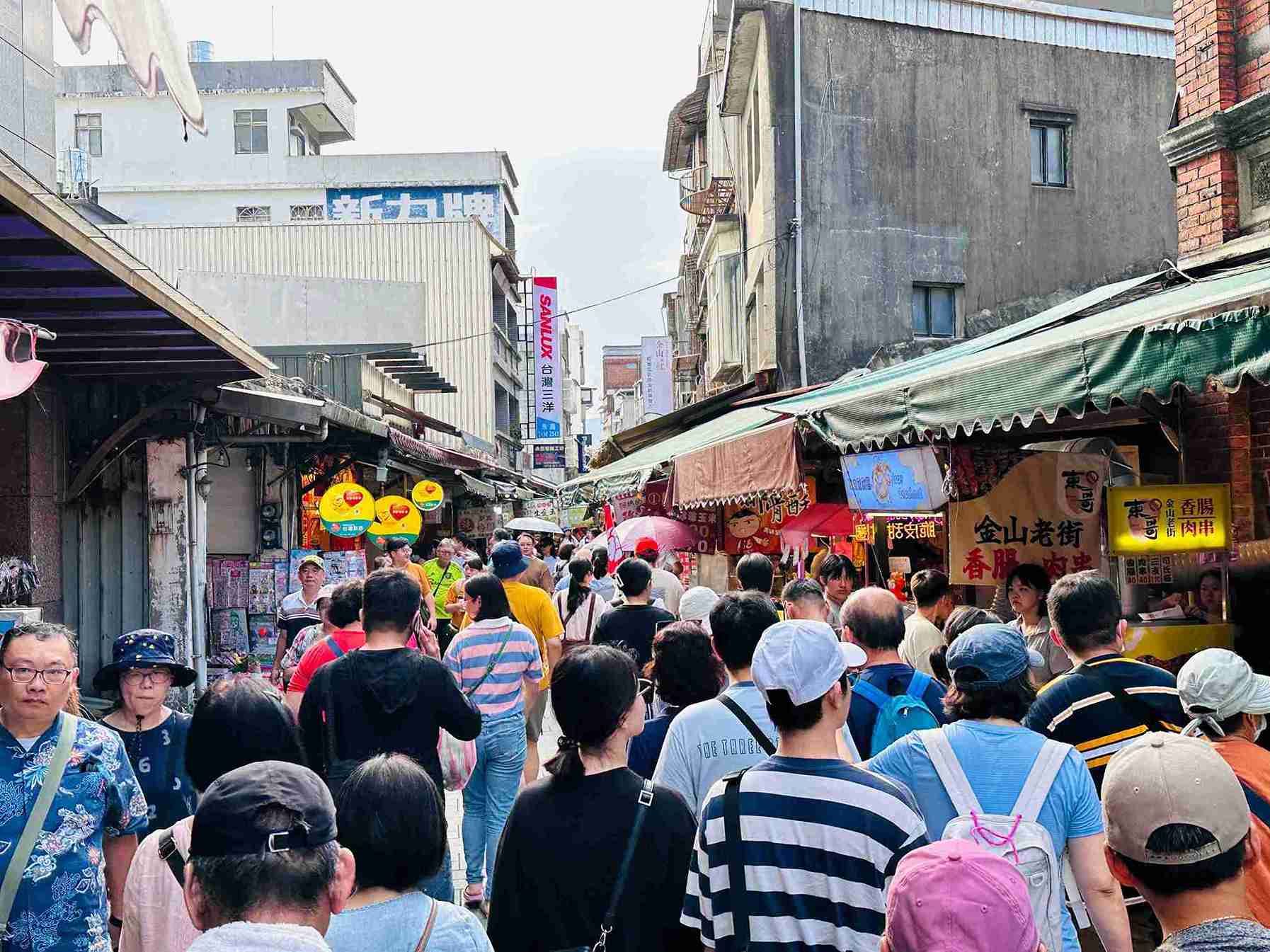 金山老街以三百年商貿歷史為底蘊，煙燻鴨肉與古早地瓜香交織成北海岸最具人情味的古樸食街。（圖／欣傳媒提供）