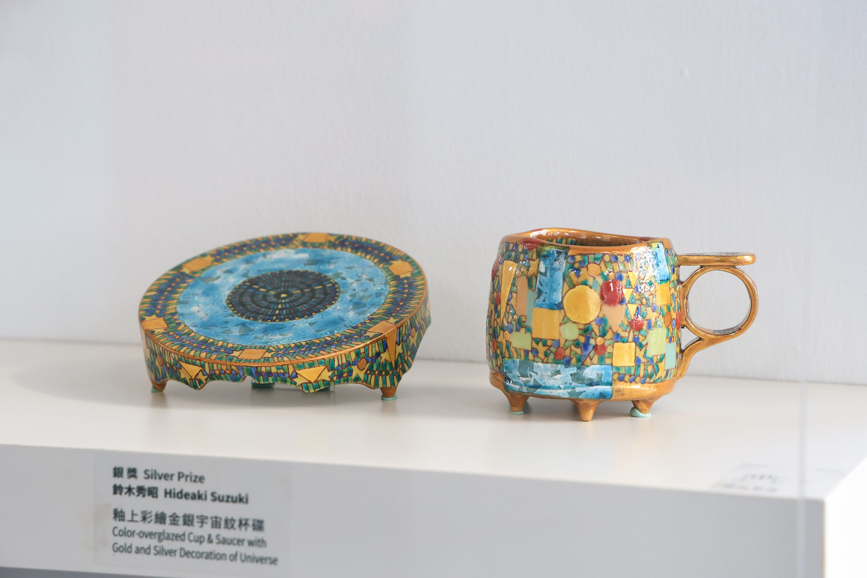 「銀獎」鈴木秀昭(Hideaki Suzuki)《釉上彩繪金銀宇宙紋杯碟》。（圖/新北市立鶯歌陶瓷博物館）