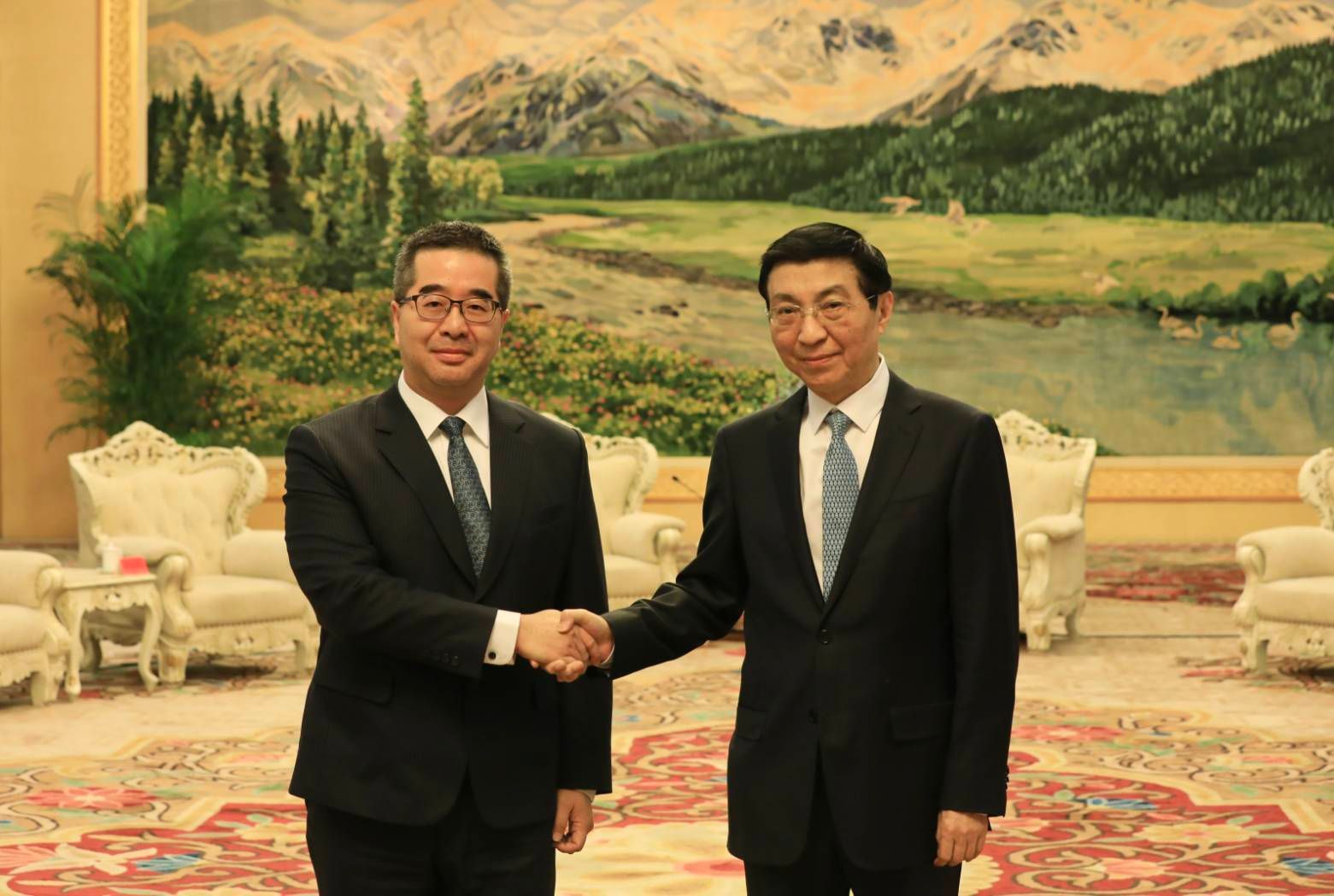 國民黨副主席蕭旭岑率團訪陸，並與中國全國政協主席王滬寧（右）見面。（國民黨提供）