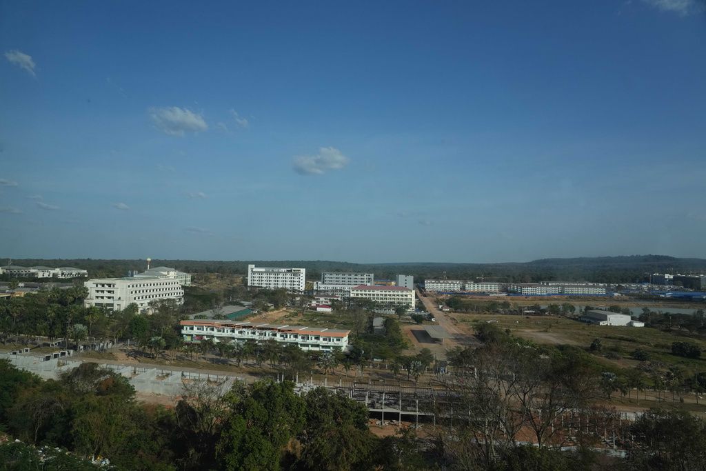 泰國軍方帶領媒體進入柬埔寨邊境的奧斯馬（O'Smach）詐騙園區，發現內部許多驚人祕密。（美聯社）