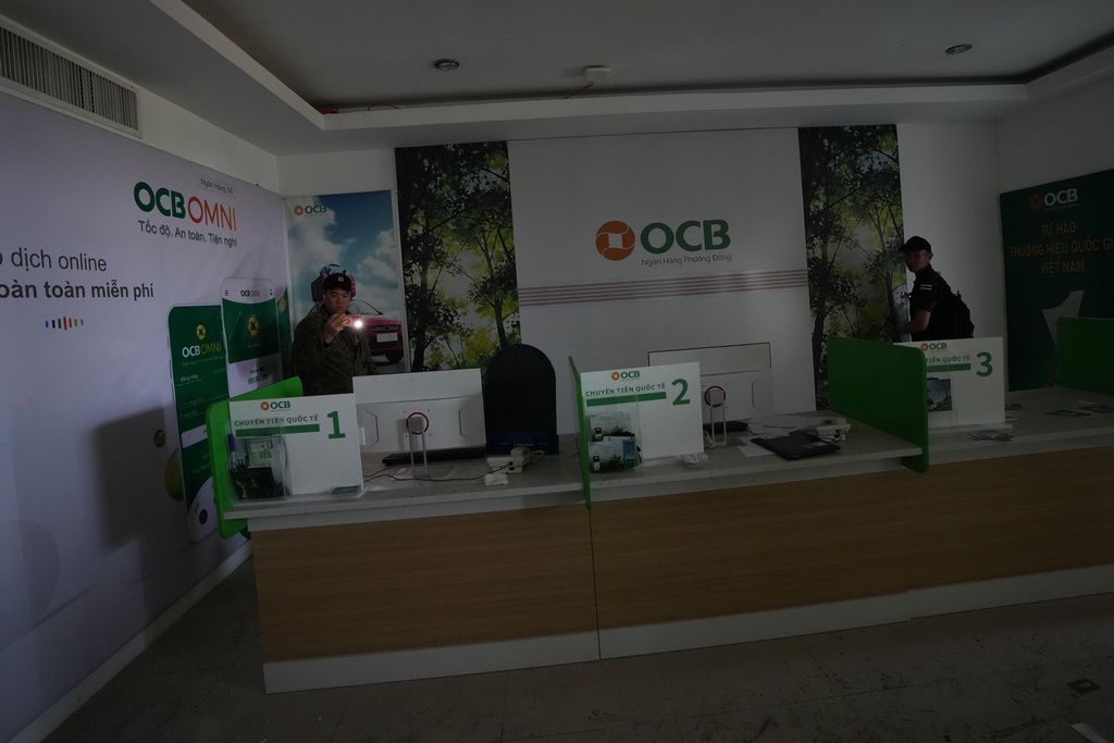 泰國軍方帶領媒體進入柬埔寨邊境的奧斯馬（O'Smach）詐騙園區，發現內部許多驚人祕密。圖為新加坡華僑銀行櫃台佈景。（美聯社）