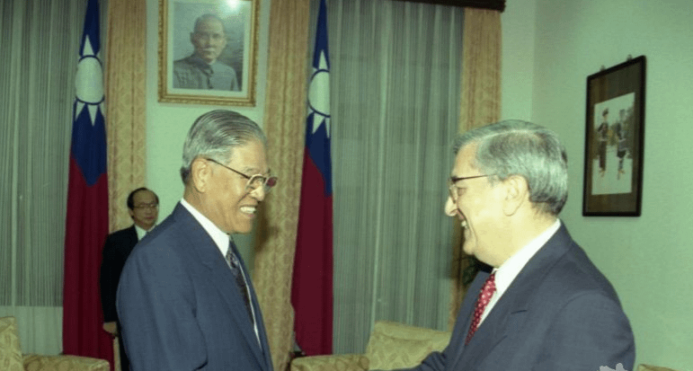 前總統李登輝（左）、前美國在台協會理事主席白樂崎（右）。（取自國史館官網）