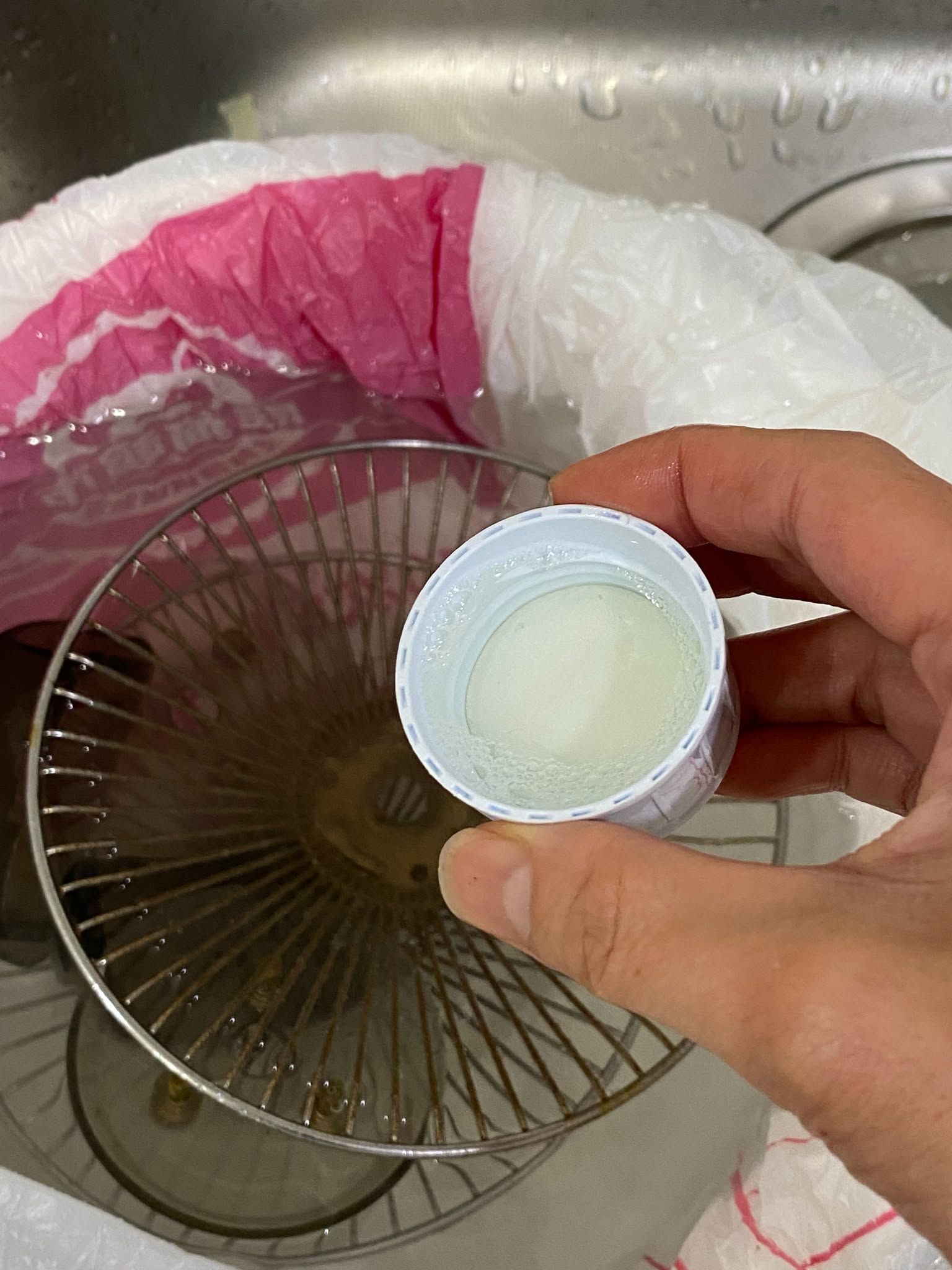 加入少量家中現有的廚房清潔劑，浸泡30分鐘。（圖／陳映如提供）