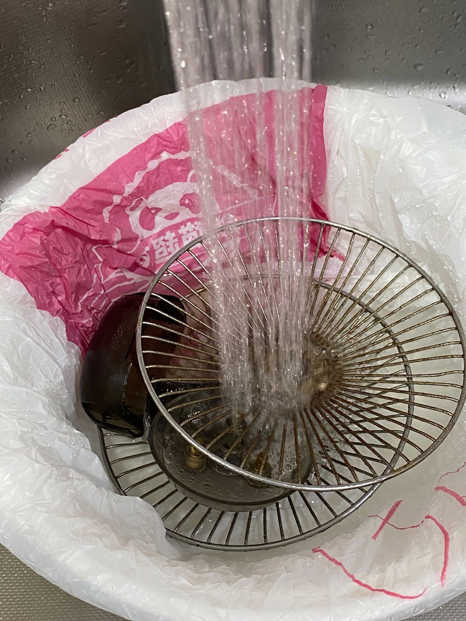 浸泡的水量蓋過所有零件就好。（圖／陳映如提供）