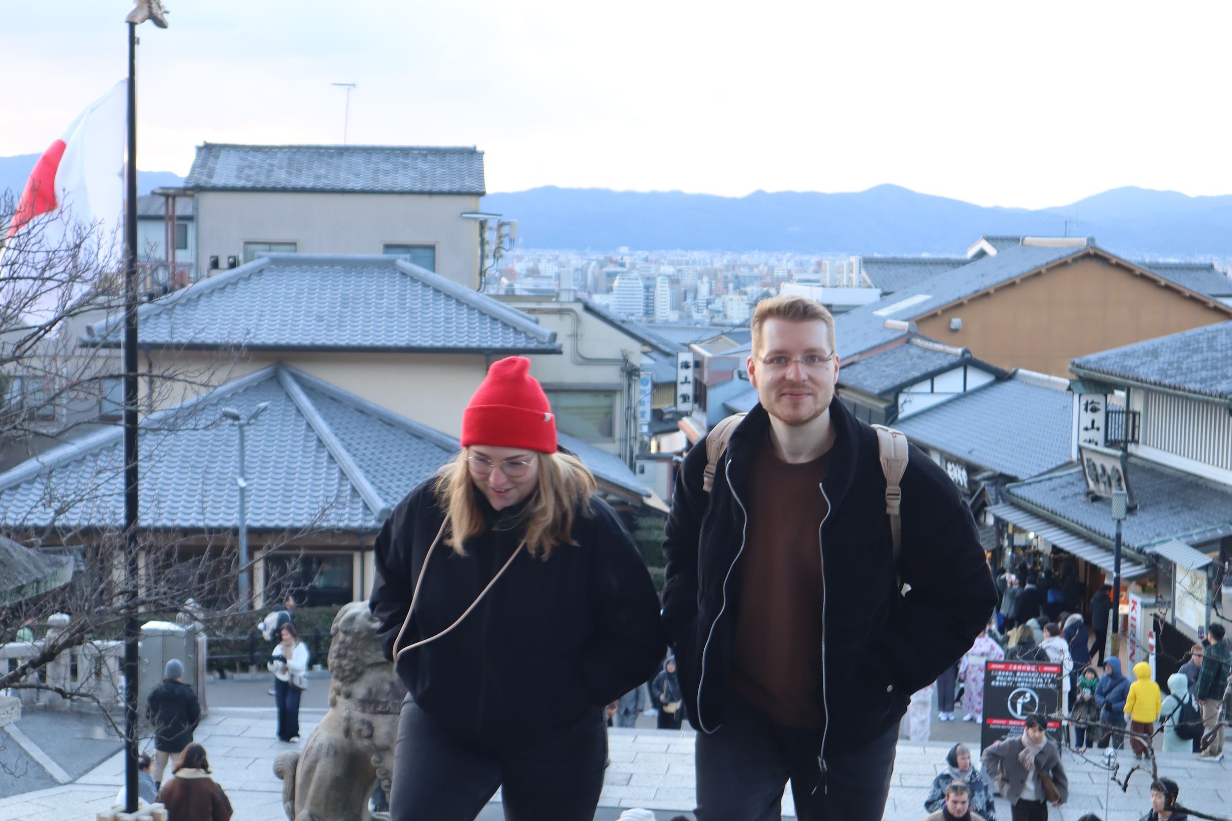日本京都清水寺外的外國遊客。（馬安妮攝）